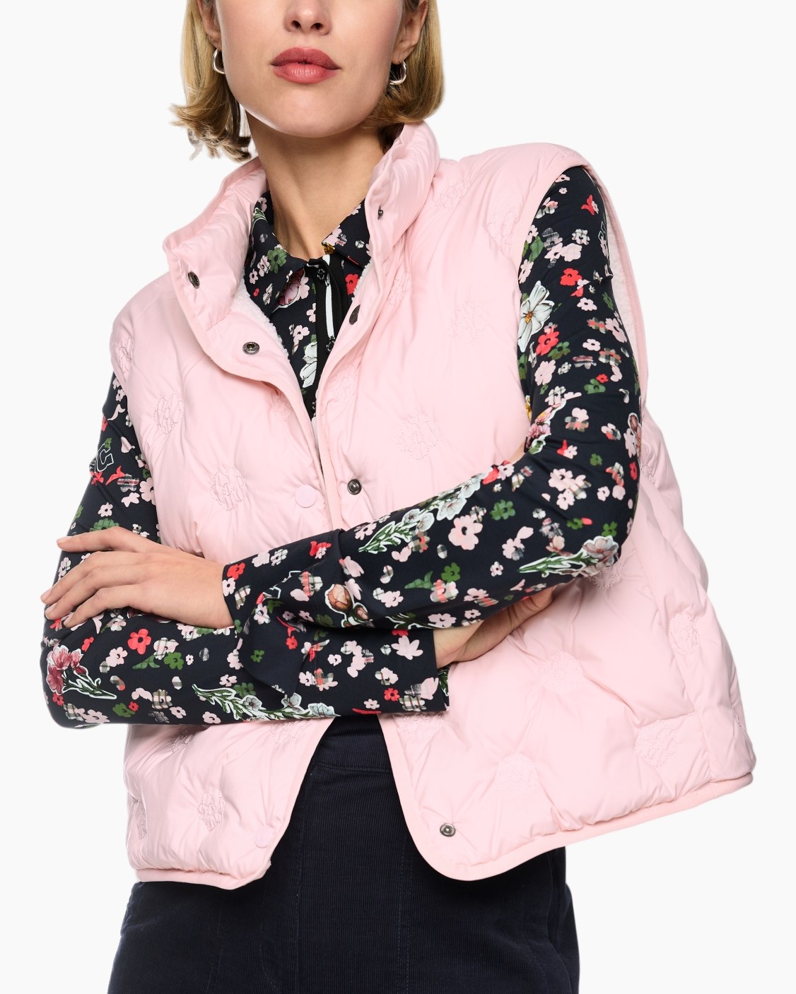 gepadded vest, roze vest, bloemenmouwen, quilted vest, outerwear, puffer vest, roze, bloemenprint, laagerstuk, buitenlaag