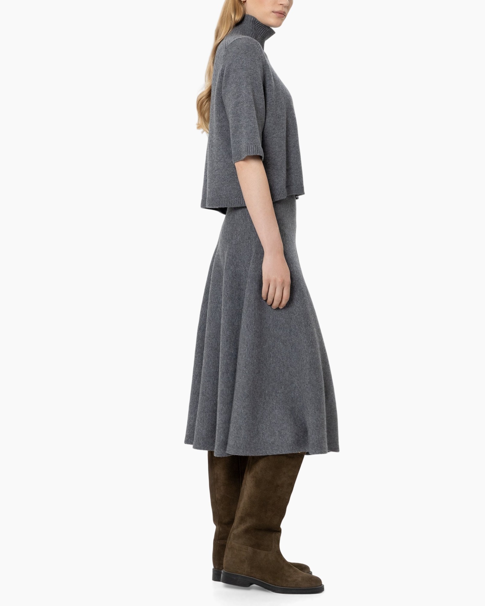breiselijnen, turtleneck, cape, rok, laarzen