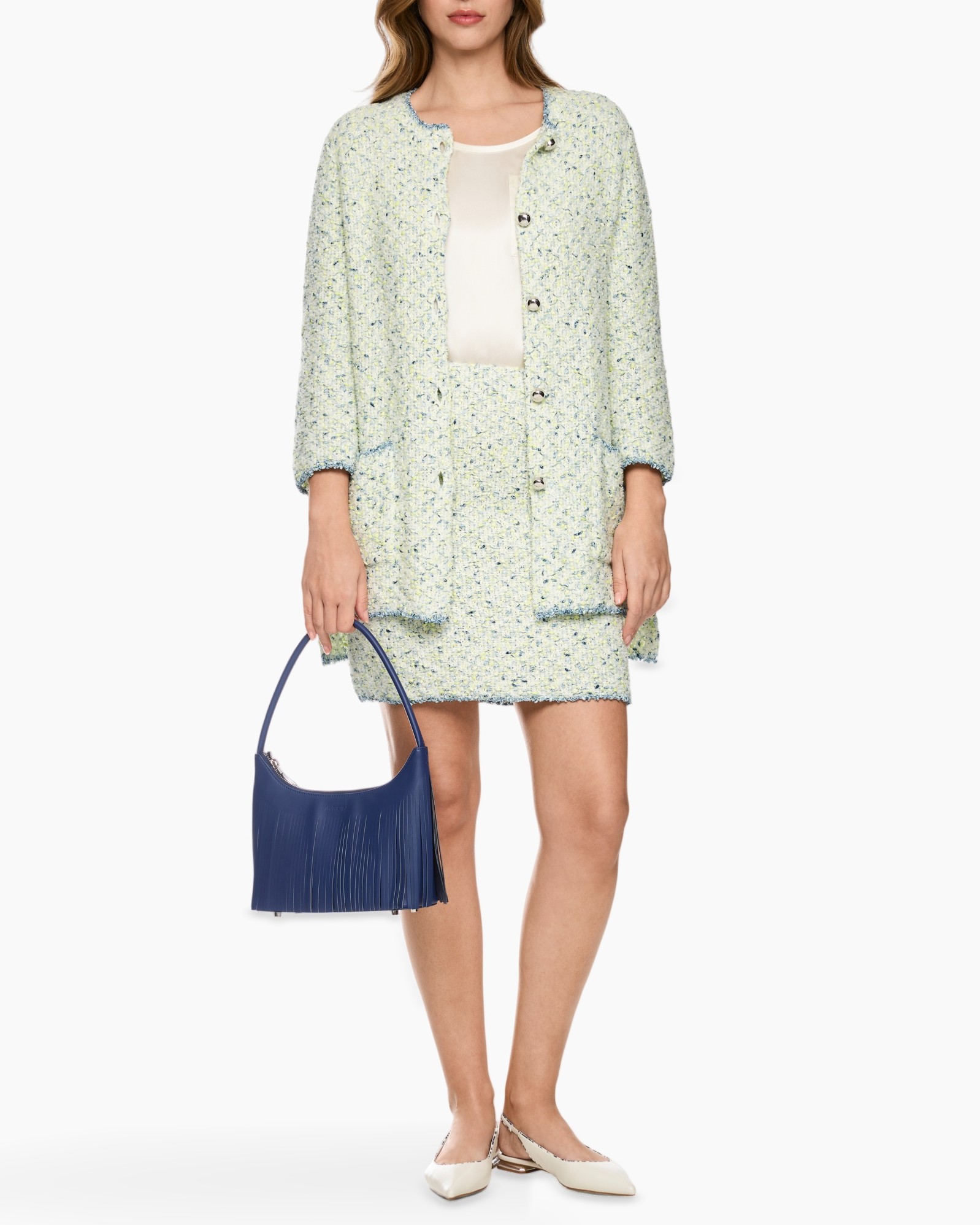 tweed, jas, rok, blauwe tas, platte schoenen