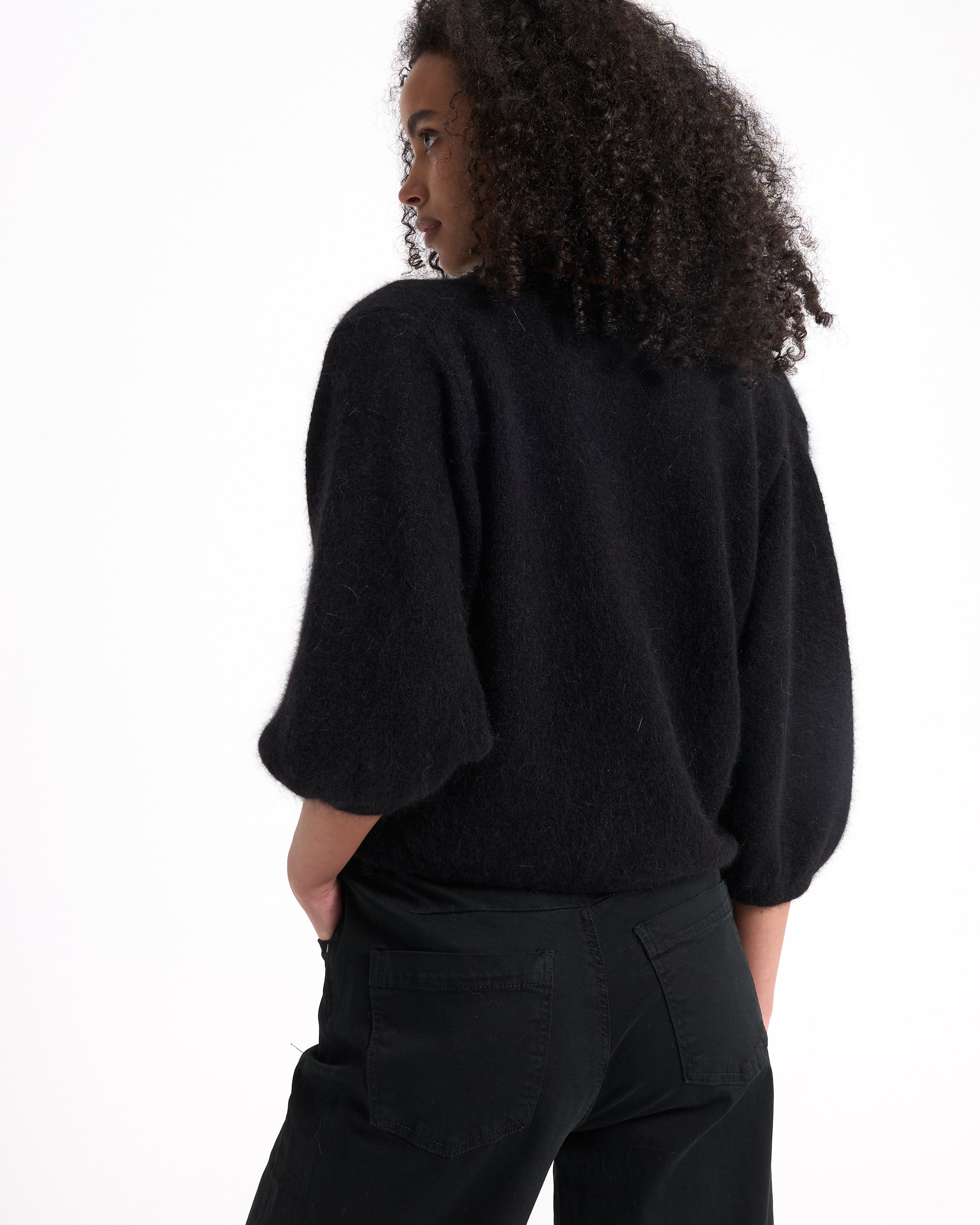 zwarte trui, losse pasvorm, drie-viertel mouw, breisel, zwarte broek