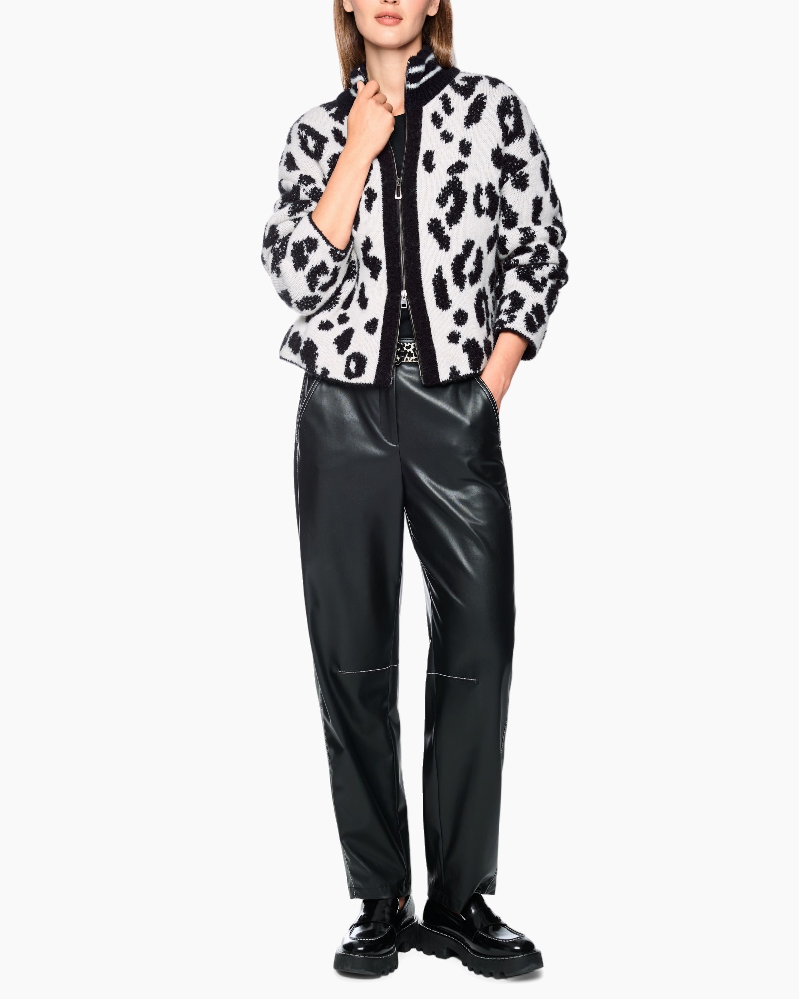 jacket leopard, faux fur, ritsjacket, zwart broek, platform schoenen