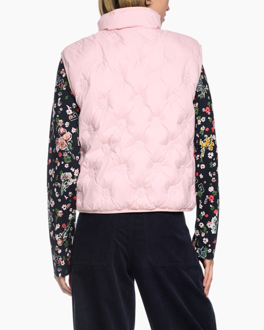blouse met bloemenprint, zwarte blouse, puffer vest, roze vest, lange mouwen