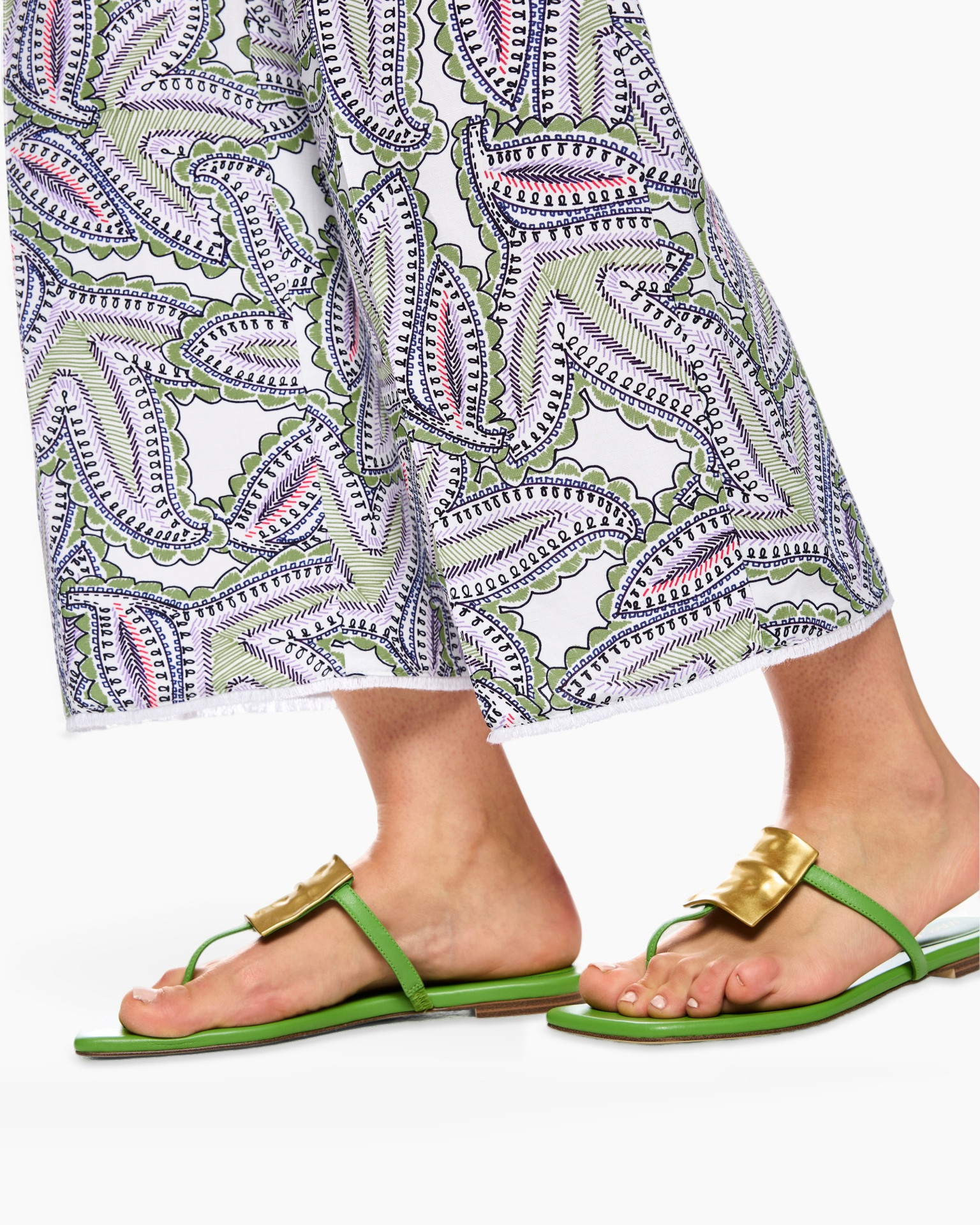 bloemenrok, paisley patroon, middellange, groene sandalen, band-sandalen