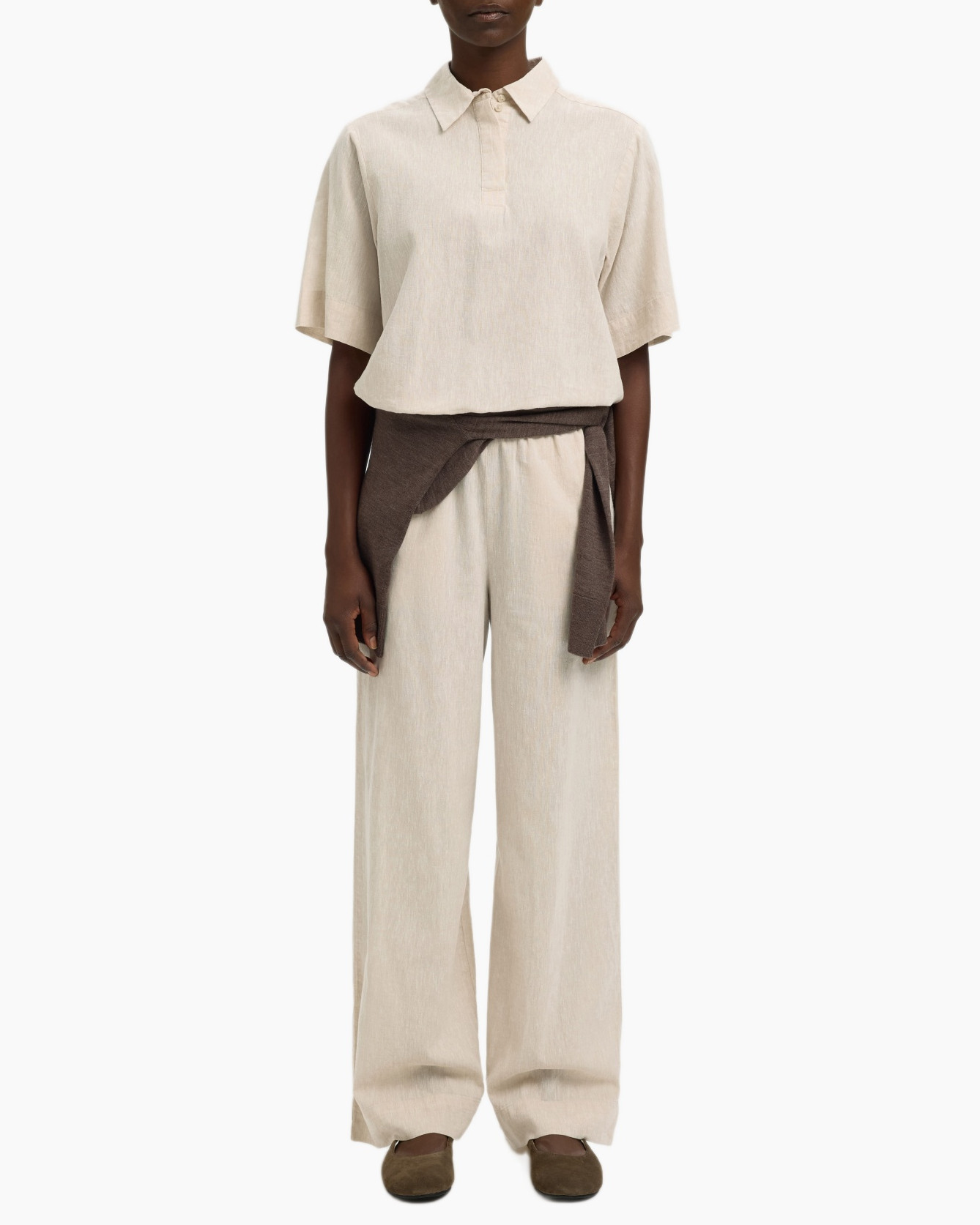 linnen, beige, poloshirt, wijdse pijp, riemsluiting sjaal