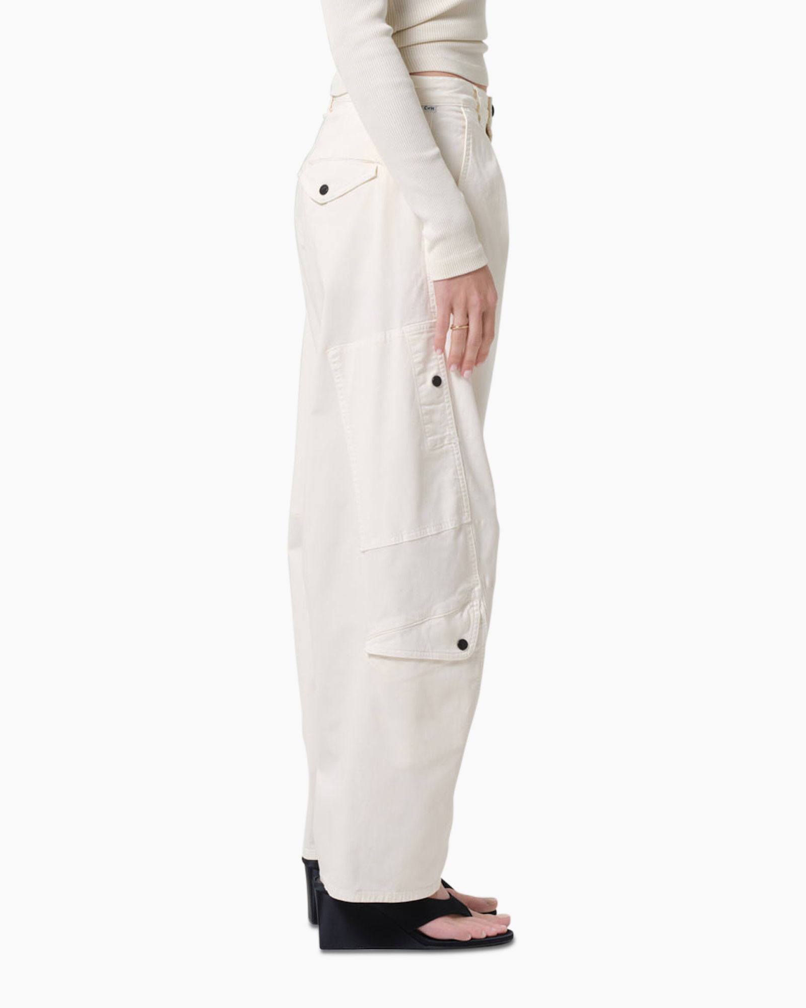 kregen broek, beige, zijkant zakken, flap met knoop, los vallend