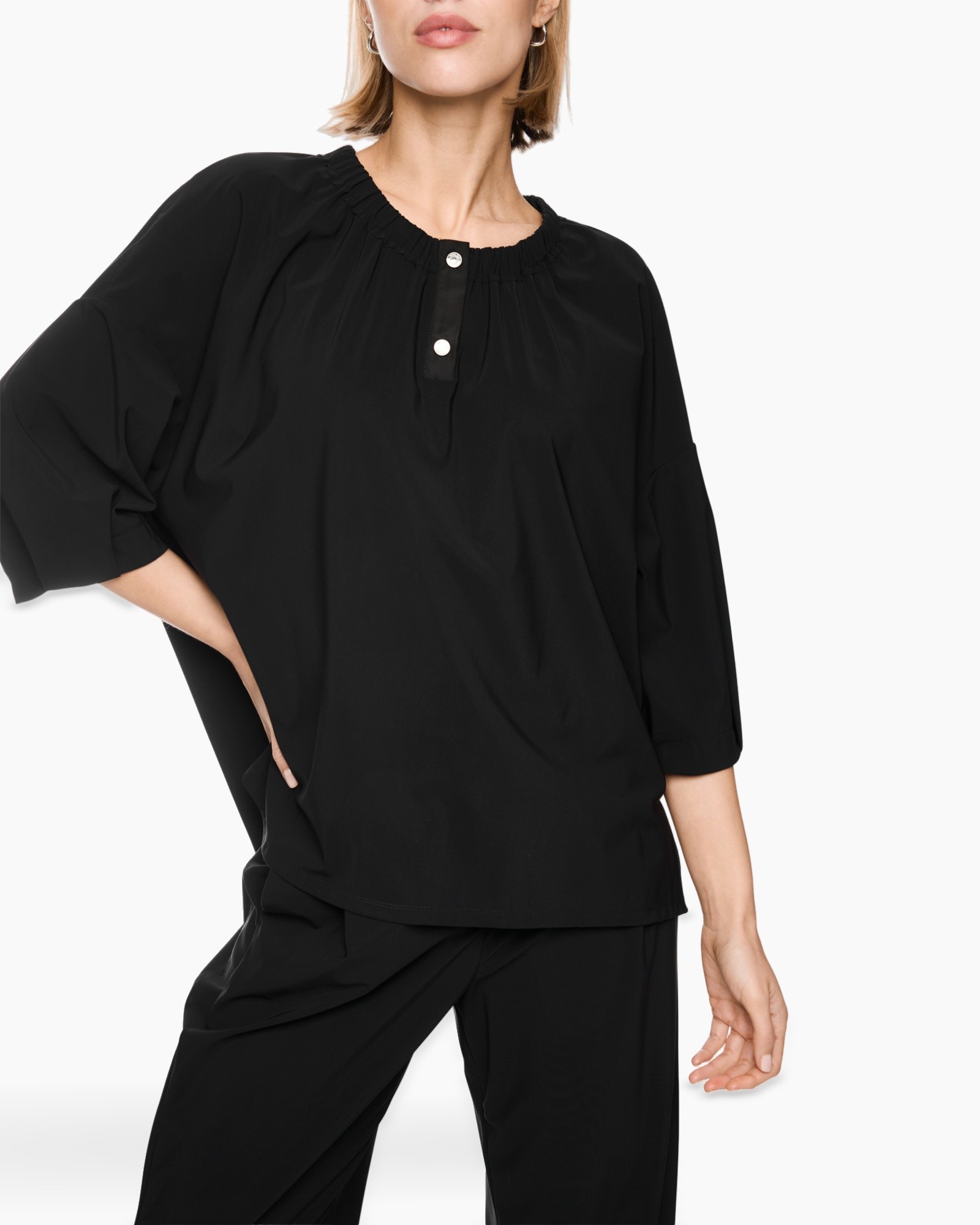 zwarte blouse, plooien neklijn, loszittend model, driekwart mouwen, knopenplooi