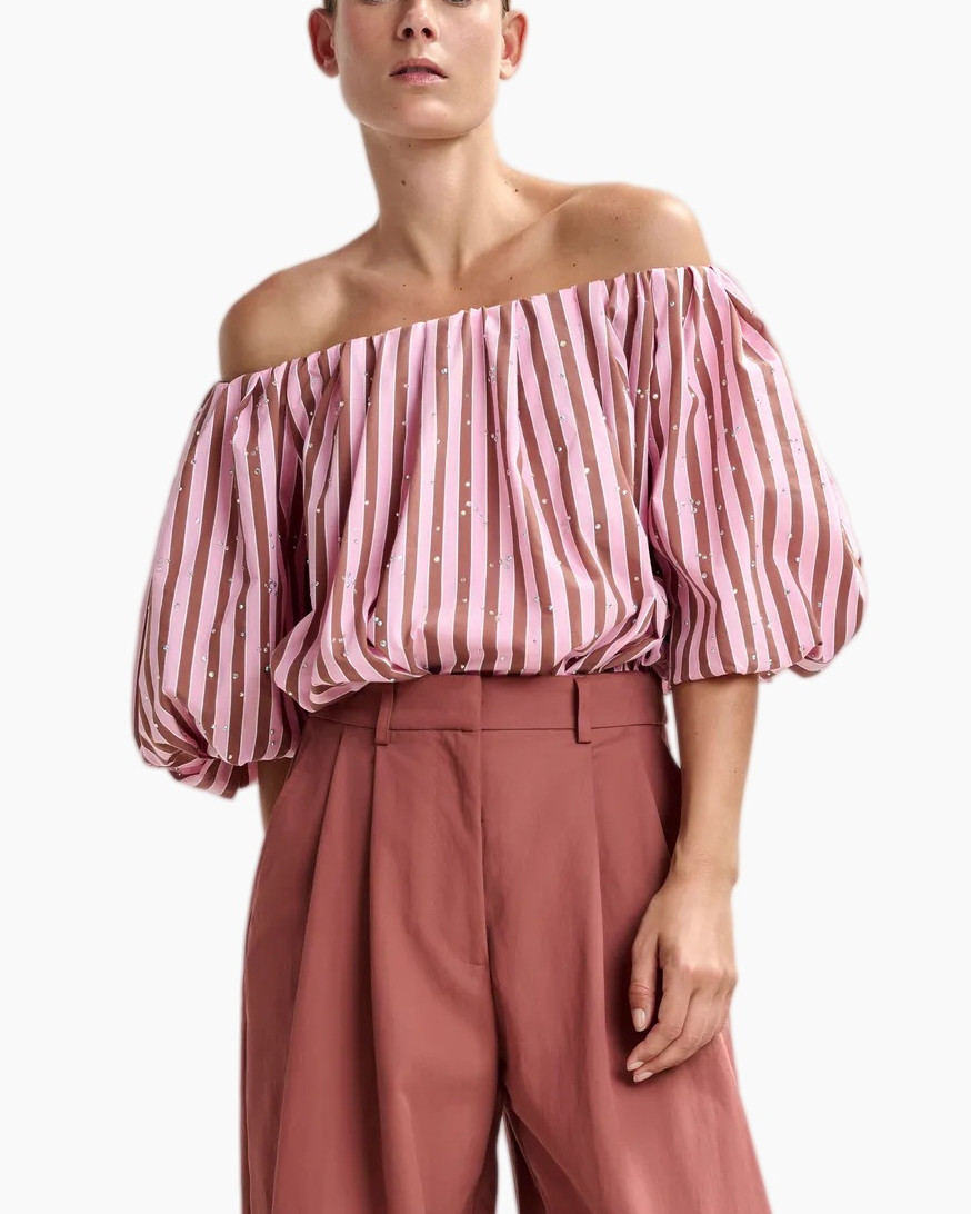 schouderspanned, roze gestreepte top, plooibloes, ballonmouw, high-waisted broek