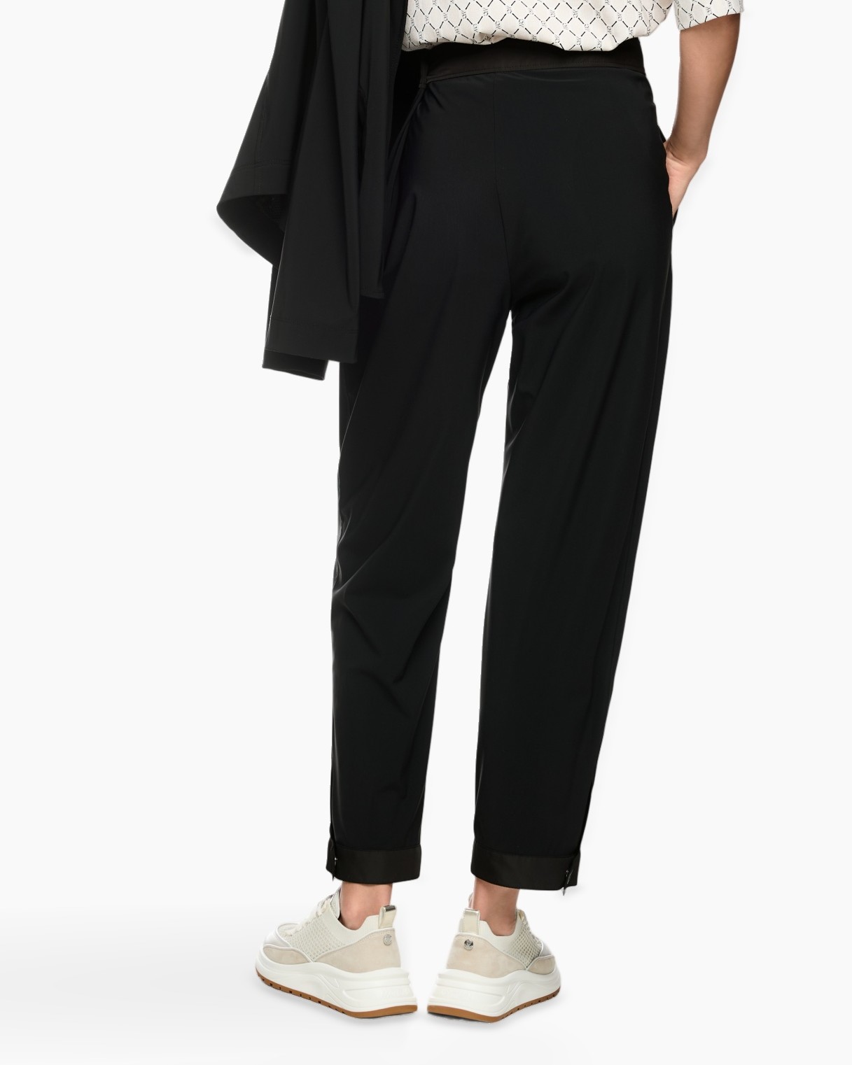 broek, zwart, broekspijpen, enkellengte, casual sneakers