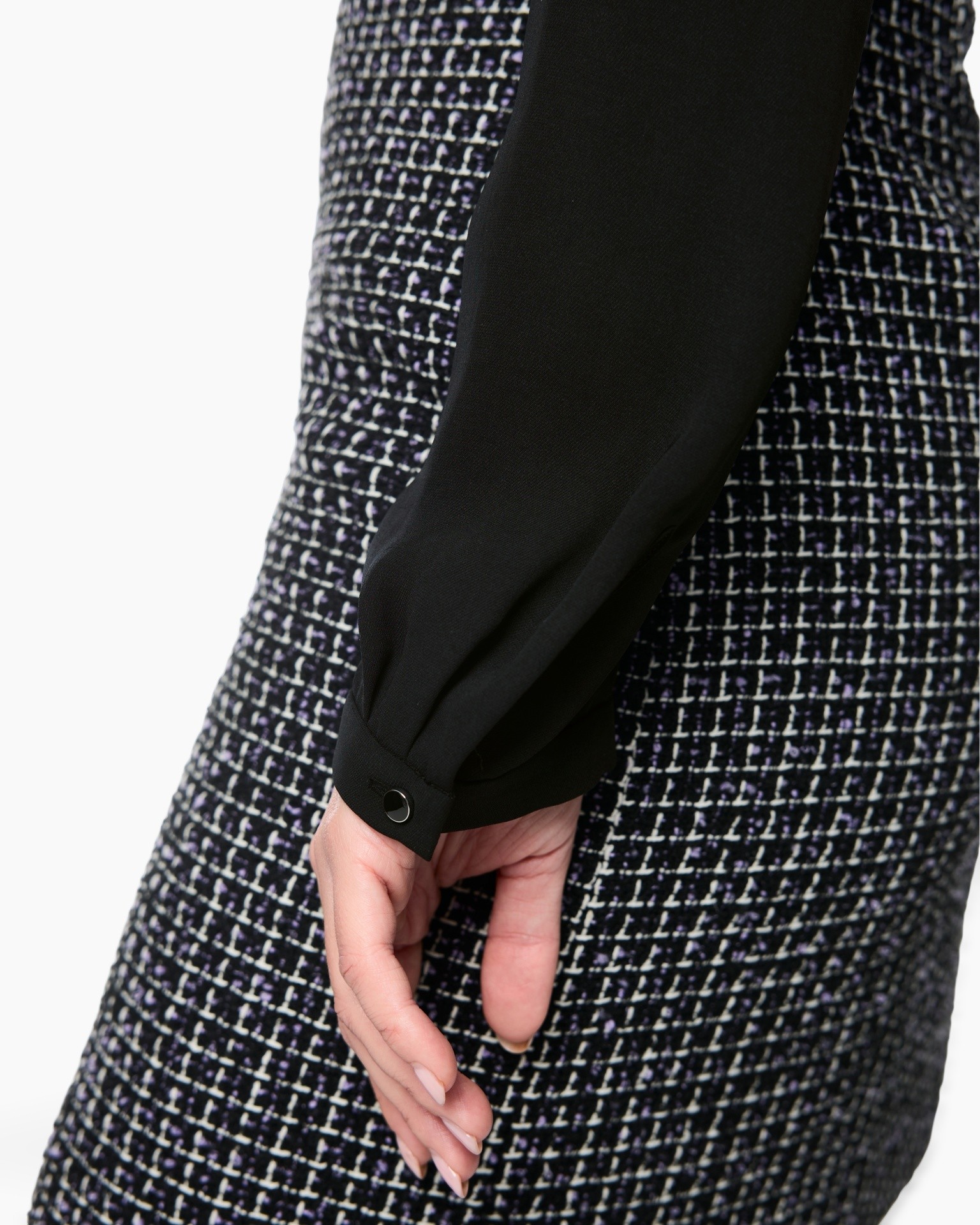 zwarte mouw, mouwknop, tweed jurk, textured stof, tijds silhouet