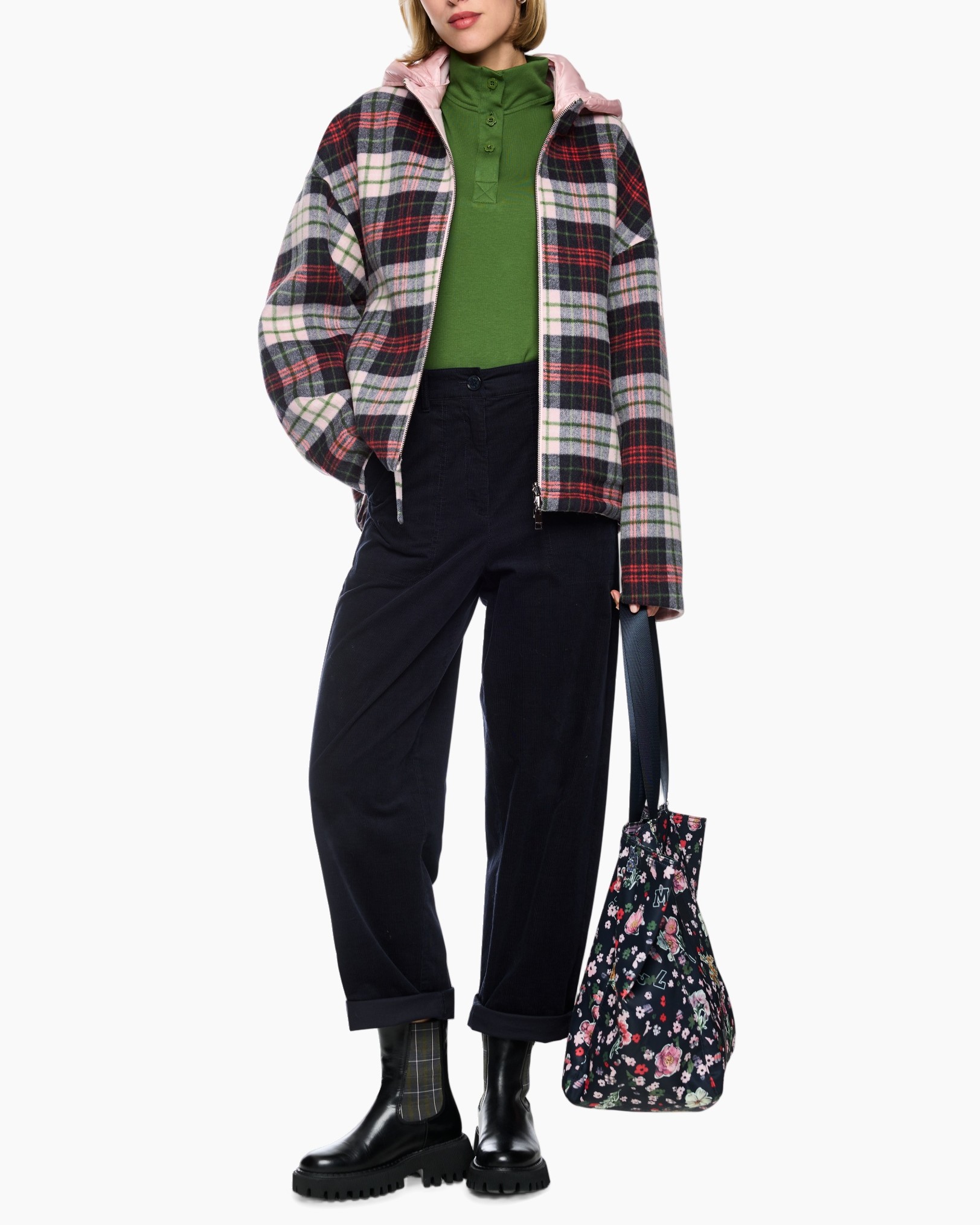 geruitenjas, geruiten jas, groene polo, donker cape broek, bloemen tote tas