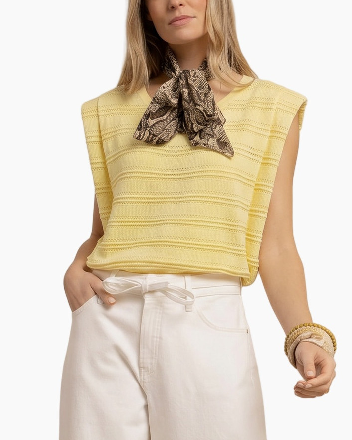 gele top, mouwloze gebreide top, nektie sjaal, textuur strepen, casual blouse