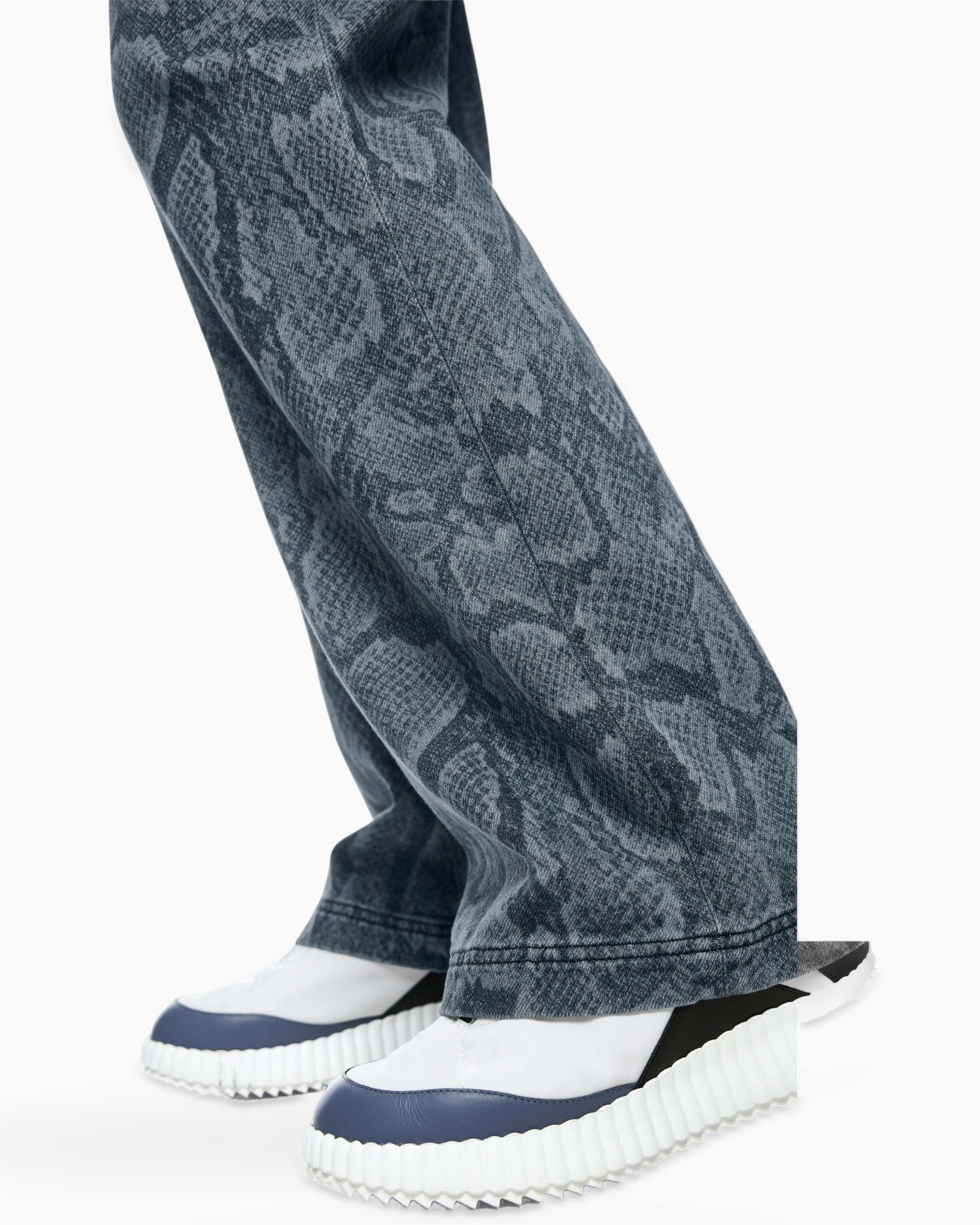 slangenhuid patroon, spijkerbroek, wijdere pijpen, blauw-grijs, platform sneakers, broek, slangenprint, denim, slip-on sneakers, blauw-wit