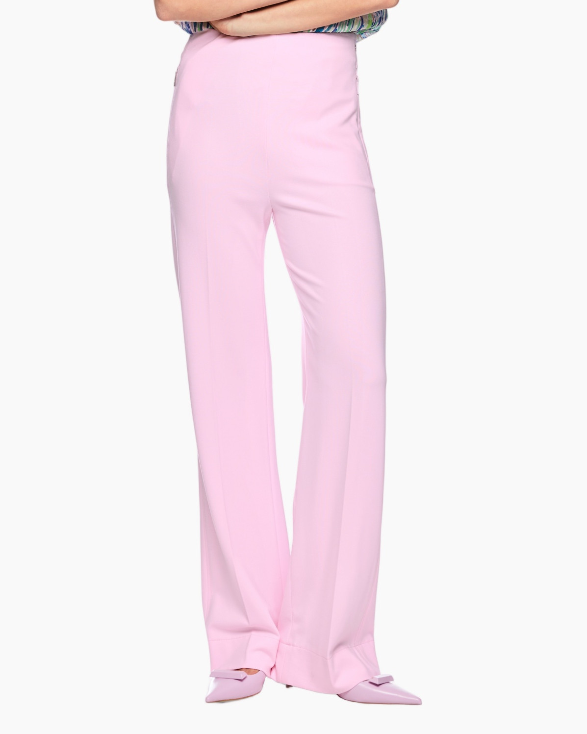 roze broek, wijdere broekspijpen, hoge taille, zachte stof, flat schoenen