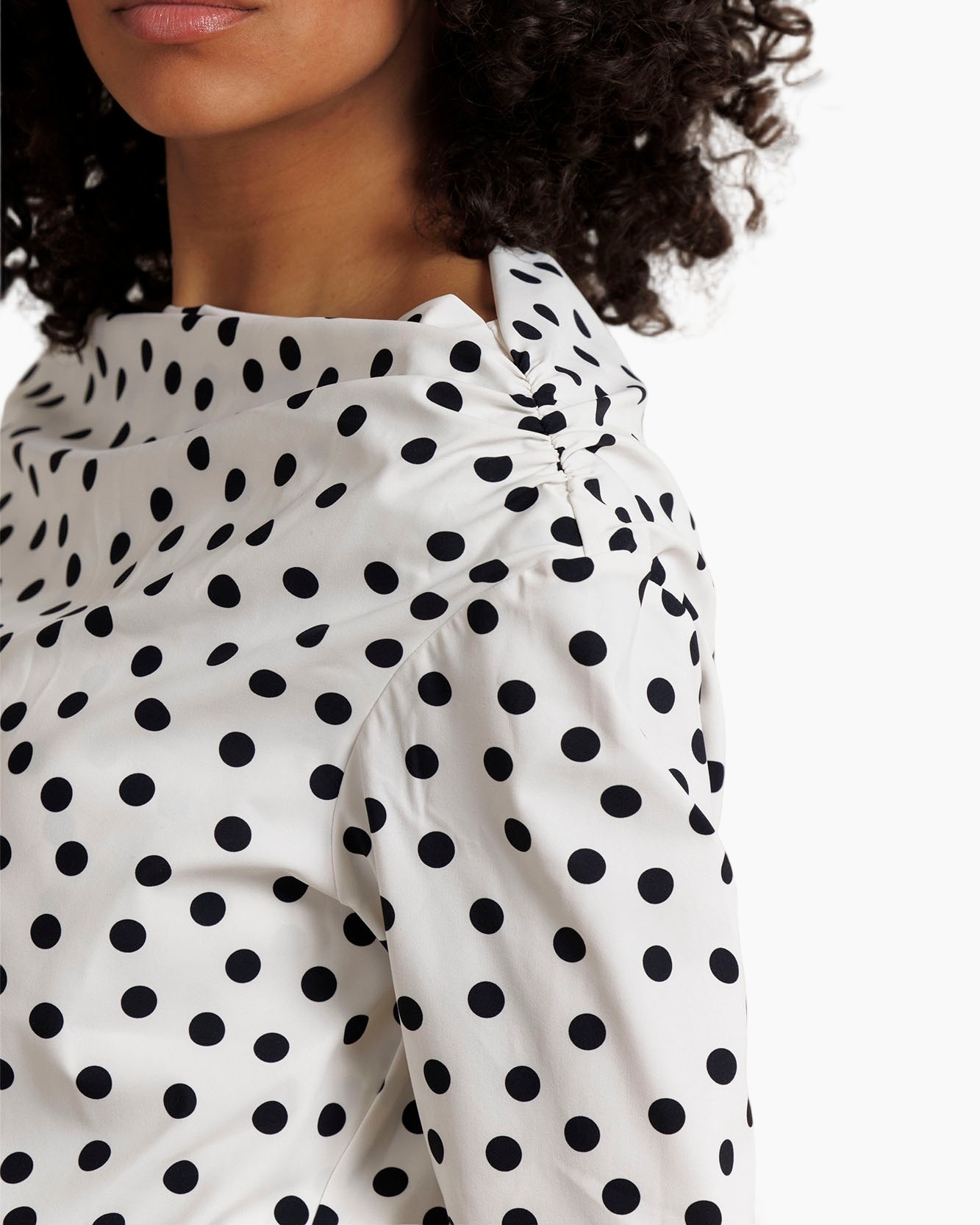 puntíkoltop, blouse wit, driekwartmouwen, spitsnek, zwarte broek