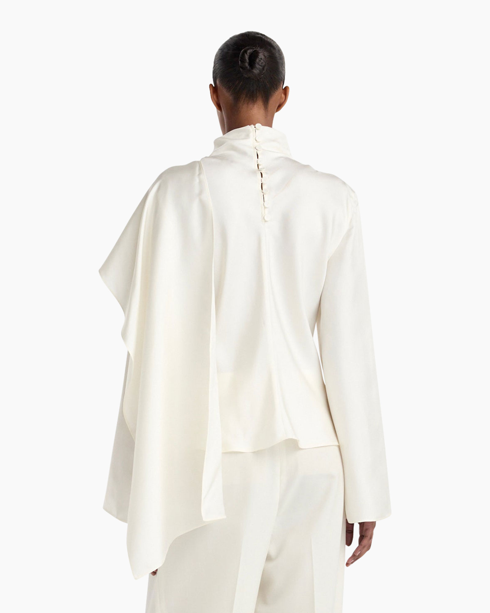 witte blouse, hoge kraag, achterklep sluiting, knopen detail, oversized mouw