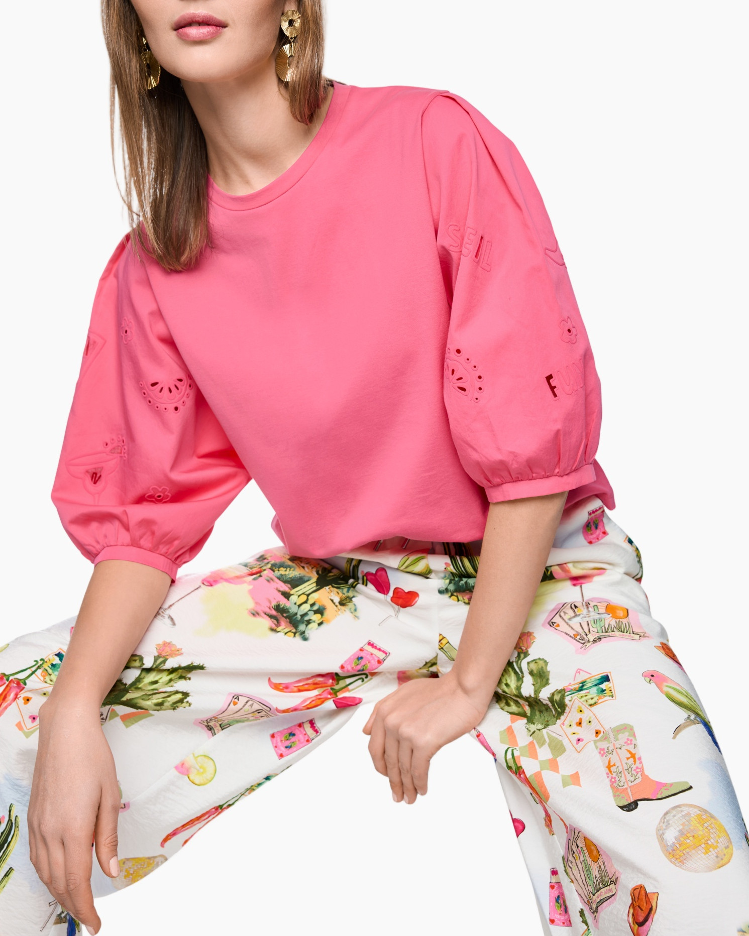 roze bovenstuk, pofmouw, versierde mouwen, rond hals, eentoonig