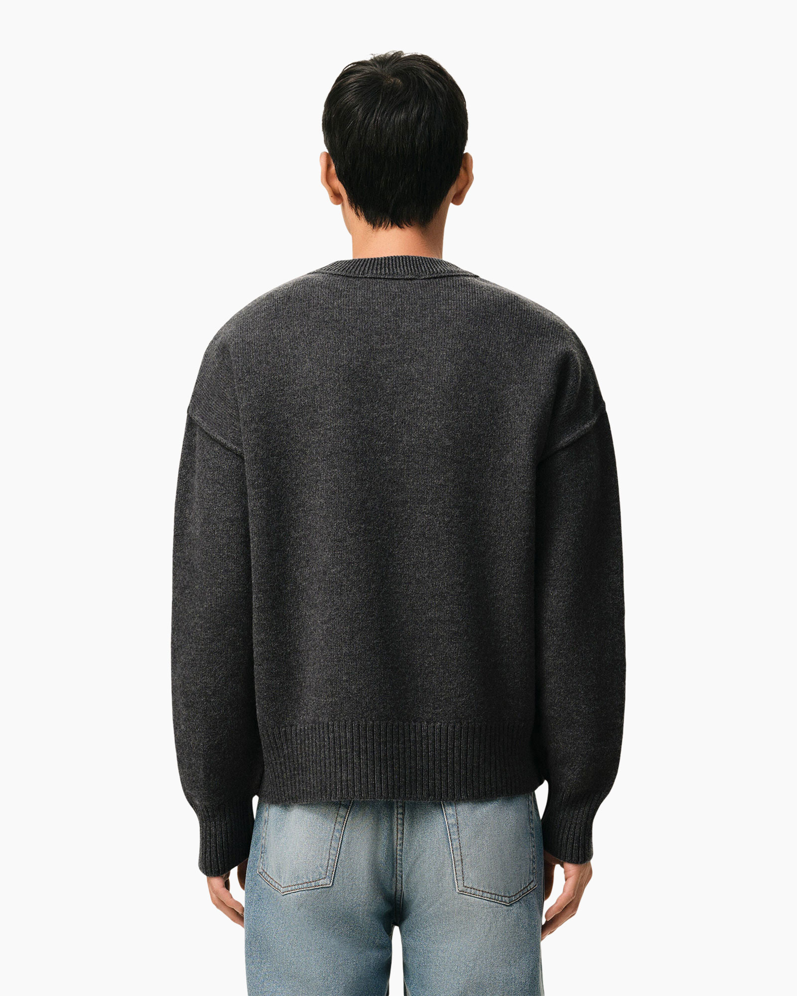 trui, donkergrijs, kraagloos? actually crew neck in NL is ronde hals, hart-embleem, lange mouwen