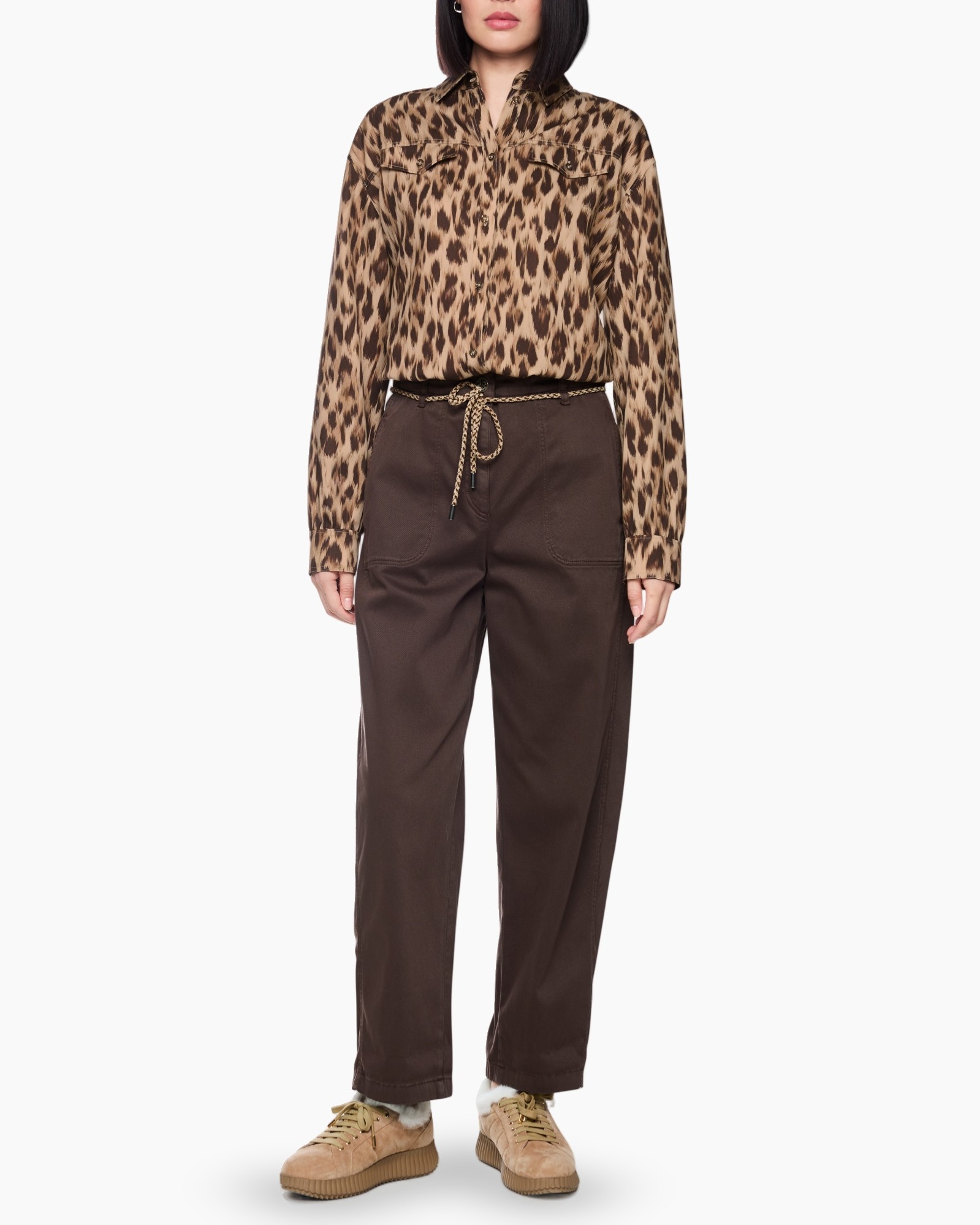 leeuwprint, lange mouw, knopen-down, bruine broek, touwtjesband