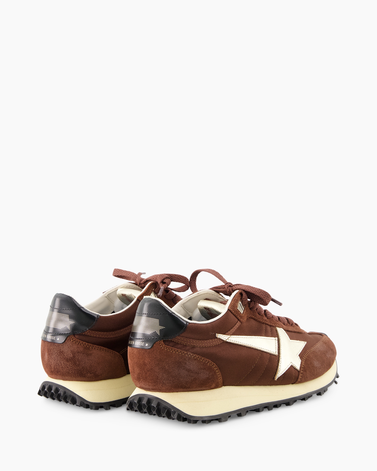 bruine sneakers, suede, ster logo, late jaren 80 stijl, trailzool
