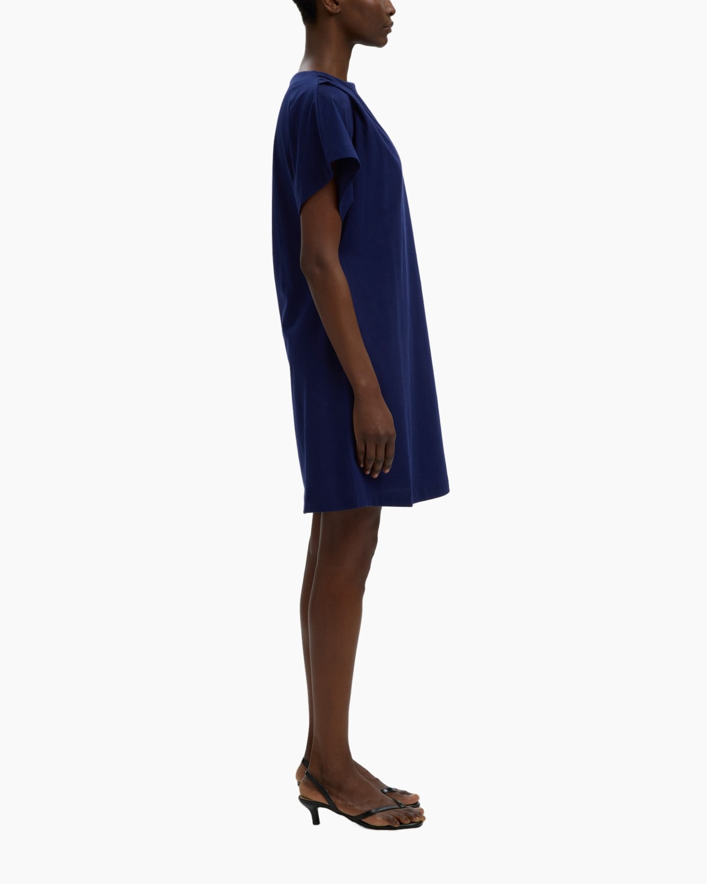 blauwe jurk, korte mouw, tunika, knielengte, slingpumps
