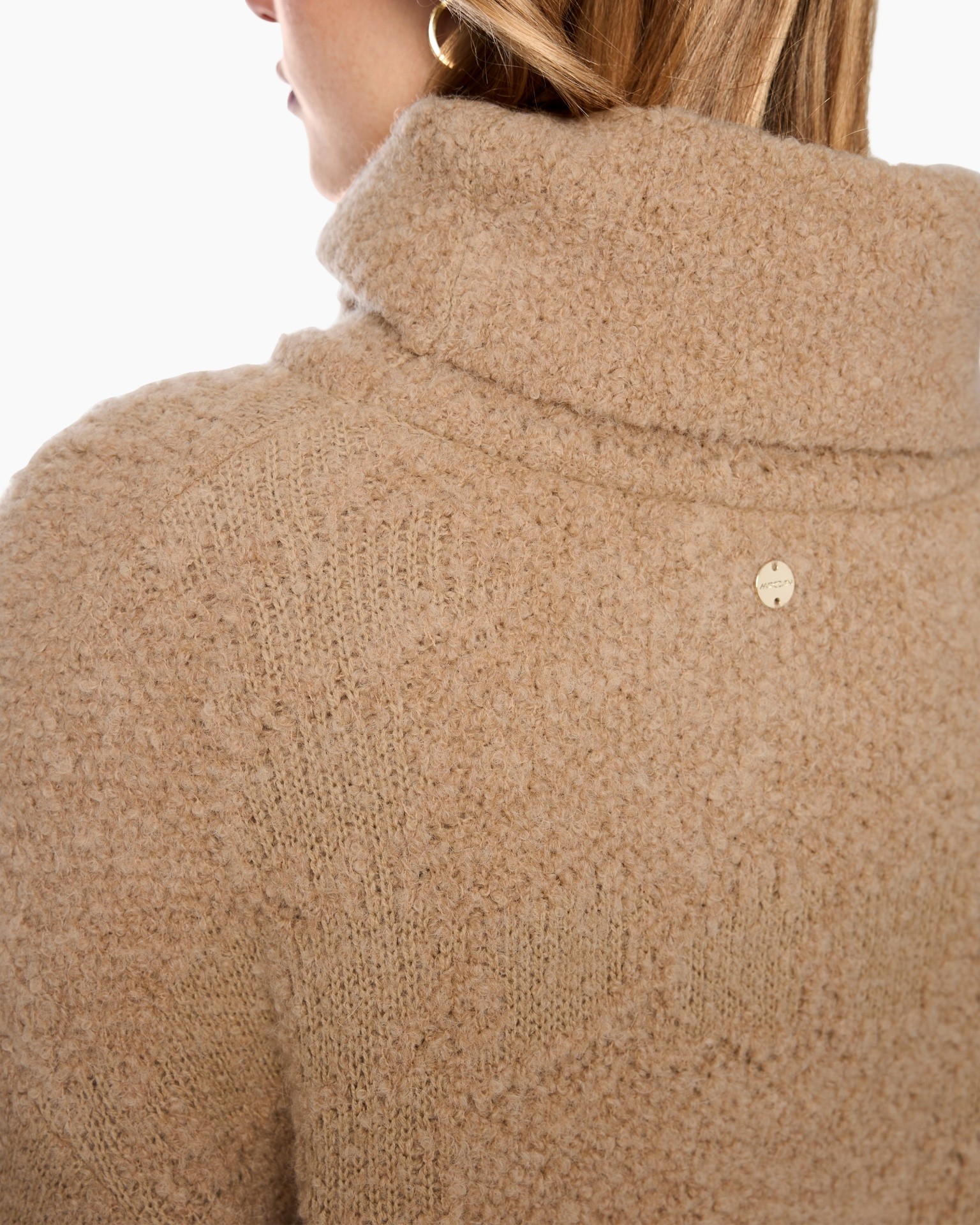 rolkraag, brei, beige, trui, halslijn, rug, knop
