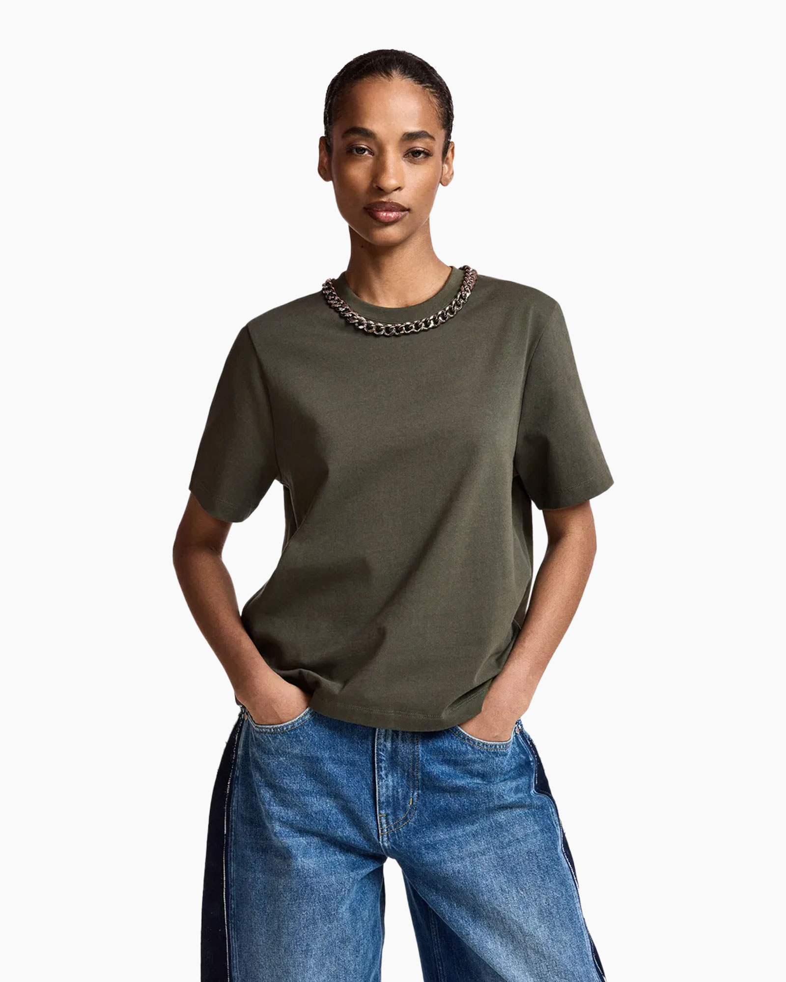 t-shirt, short-sleeve, olijfkleur, kraagloze-kraag?, ketting?