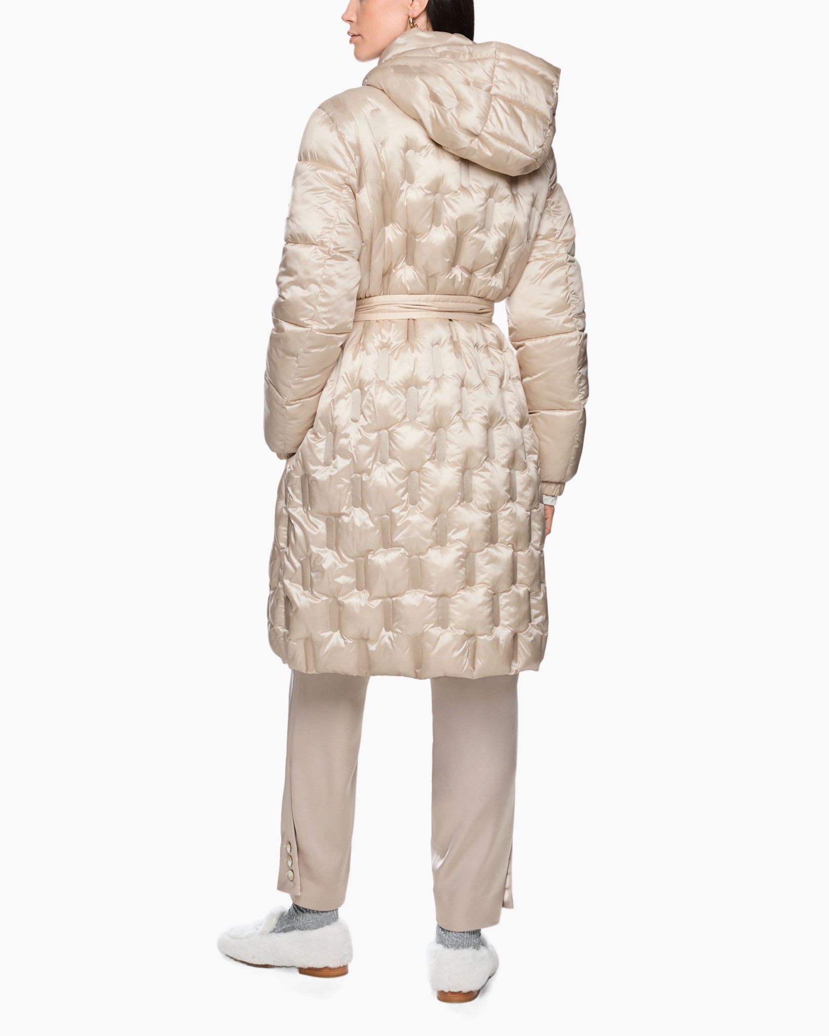 donsjas van puffer, lange gebreide jas, beige, neutrale trui, slip-on sloffen