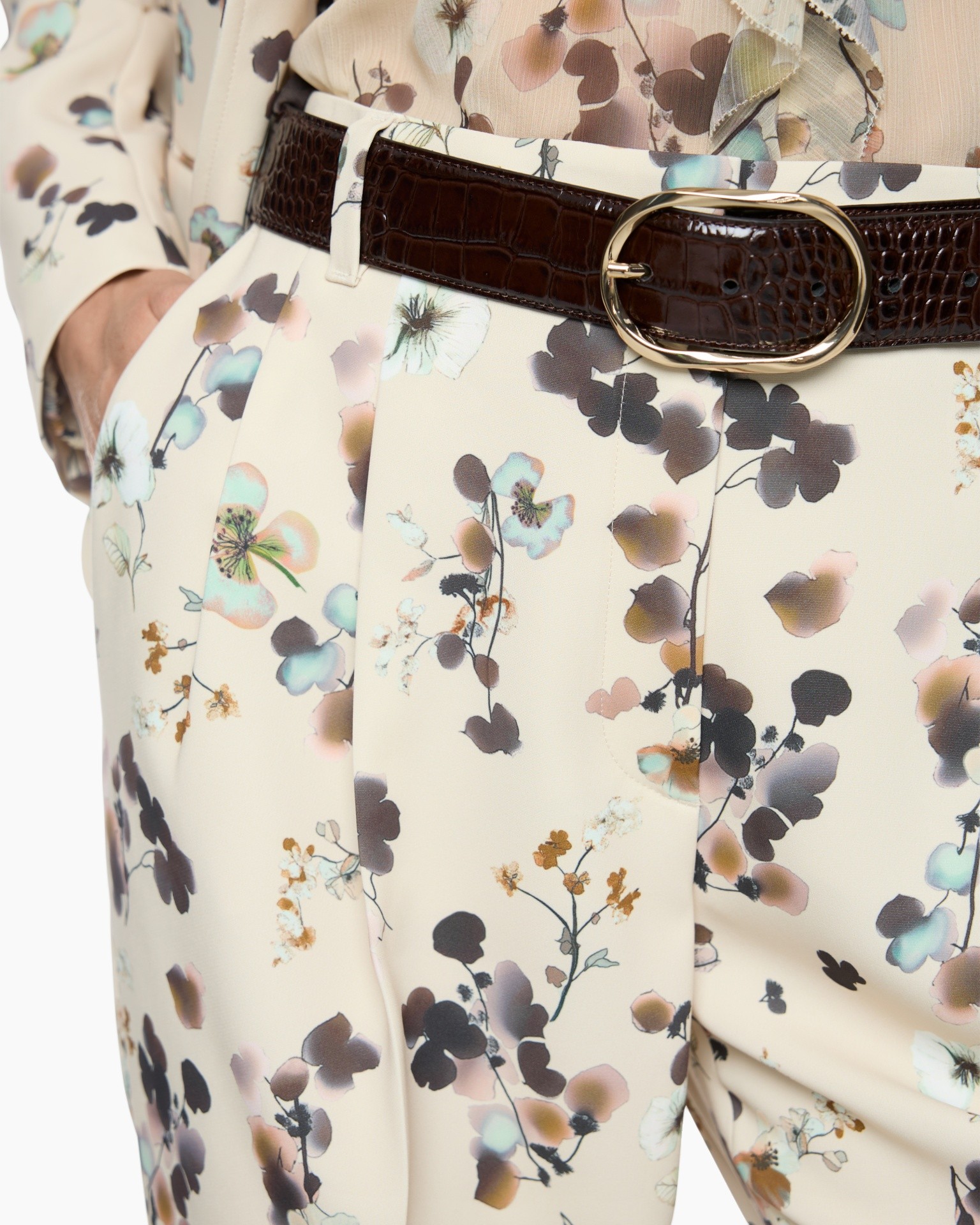 bloemig patroon, broek, beige, riem, bruin lederriem