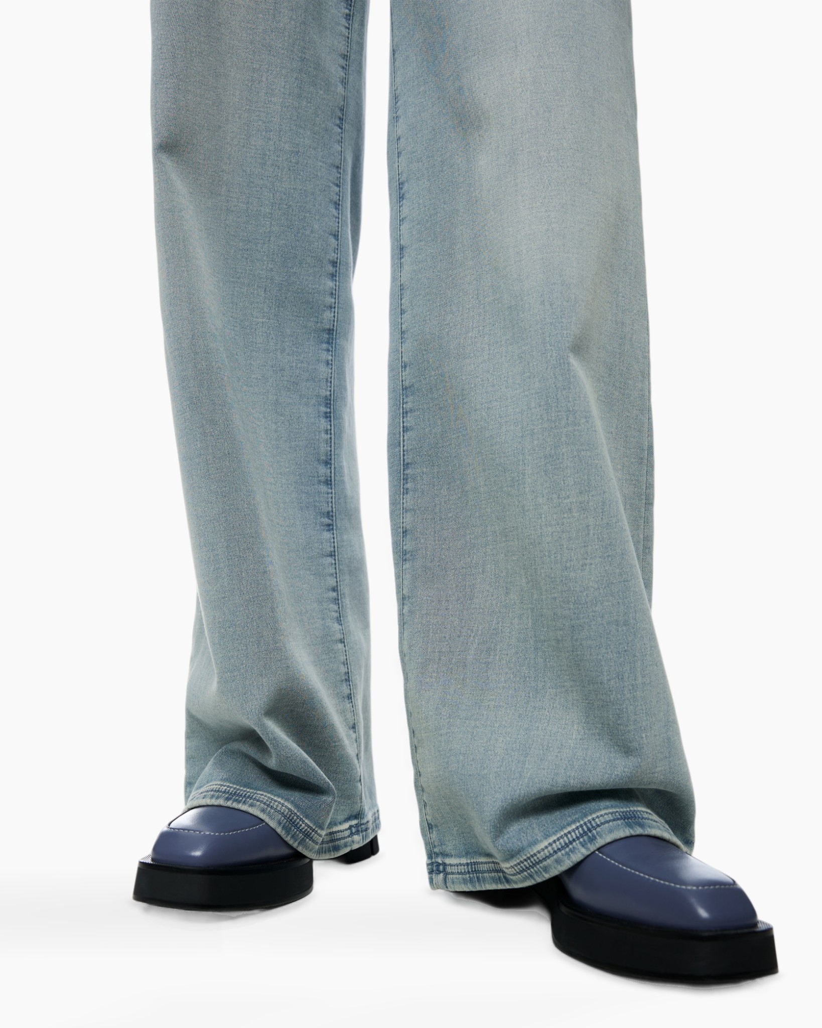lichtblauwe jeans, jeans, denim broek, wijdere pasvorm, platform loafers, jeans, denim, broek, lichtgewassen, flared