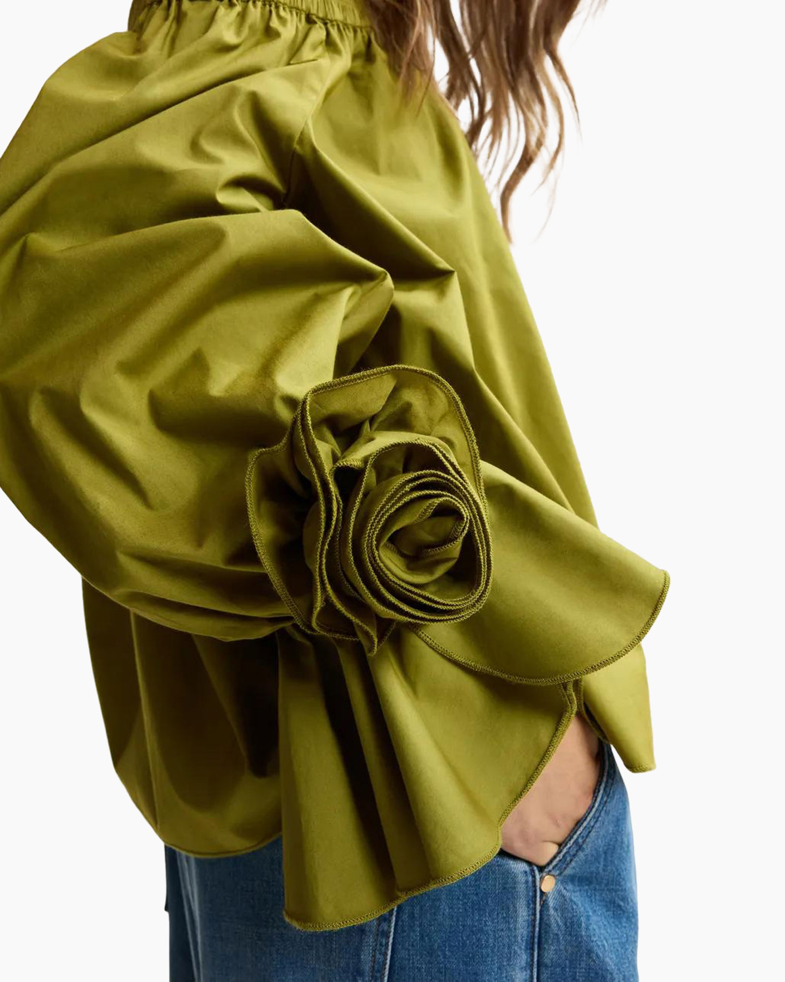 groene blouse, gerafelde mouw, ruche mouwen?, lossen mouw, bloemachtige rozet