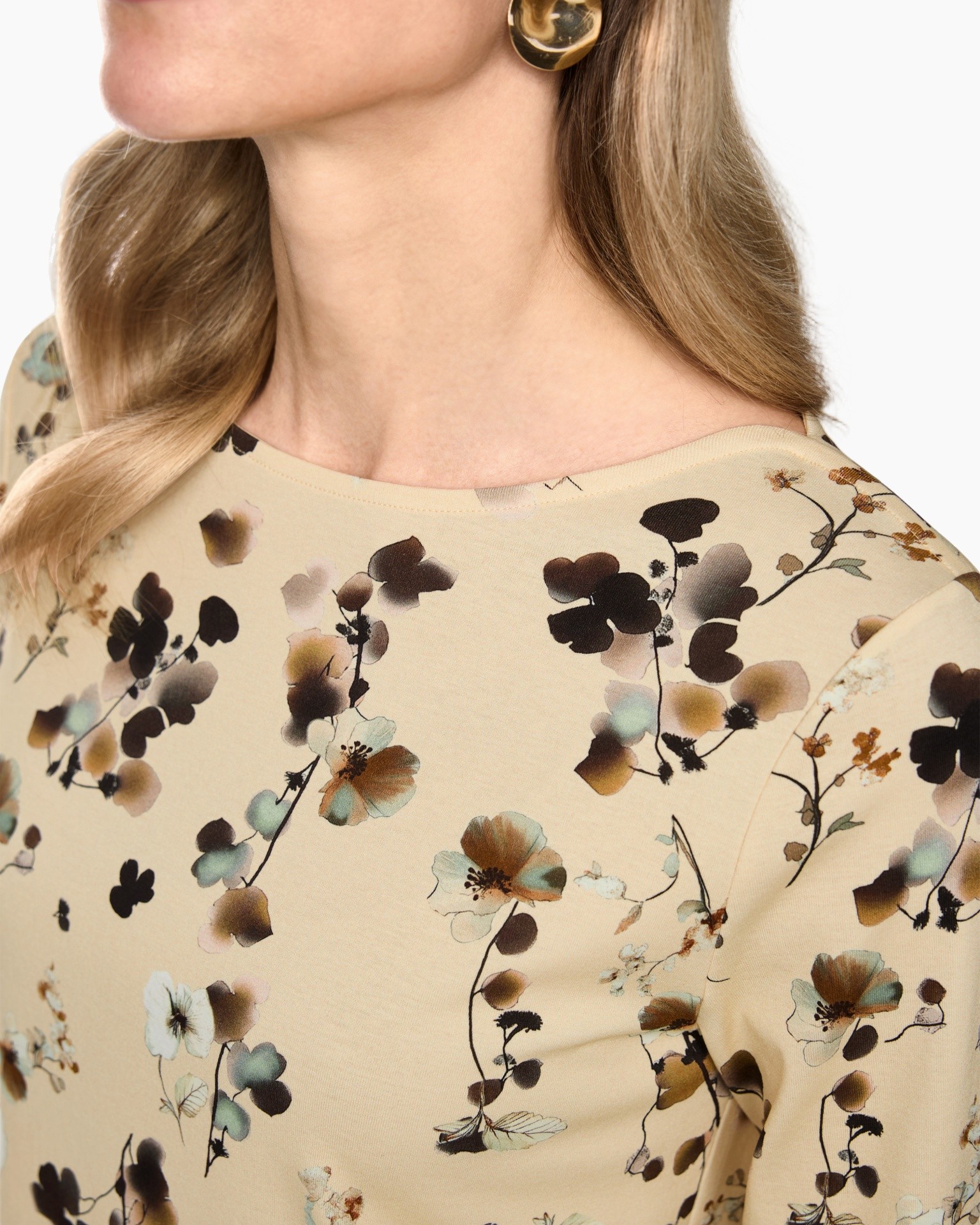 beige top, bloemenprint, rond hals, langemouw, zachte stof