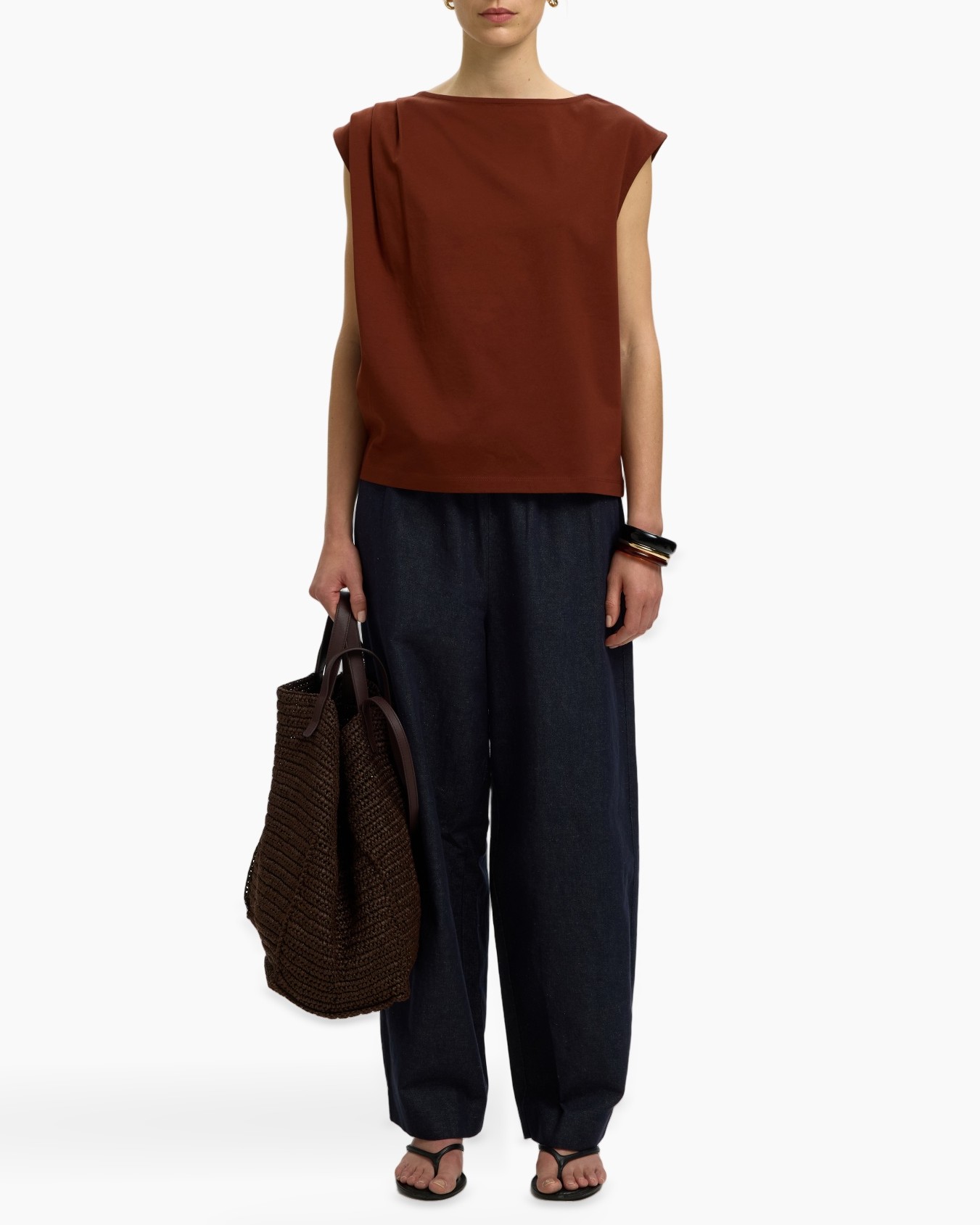 rood-oranje top, mouwloze blouse, katoenen top, donkerblauwe jeans, geweven tote tas