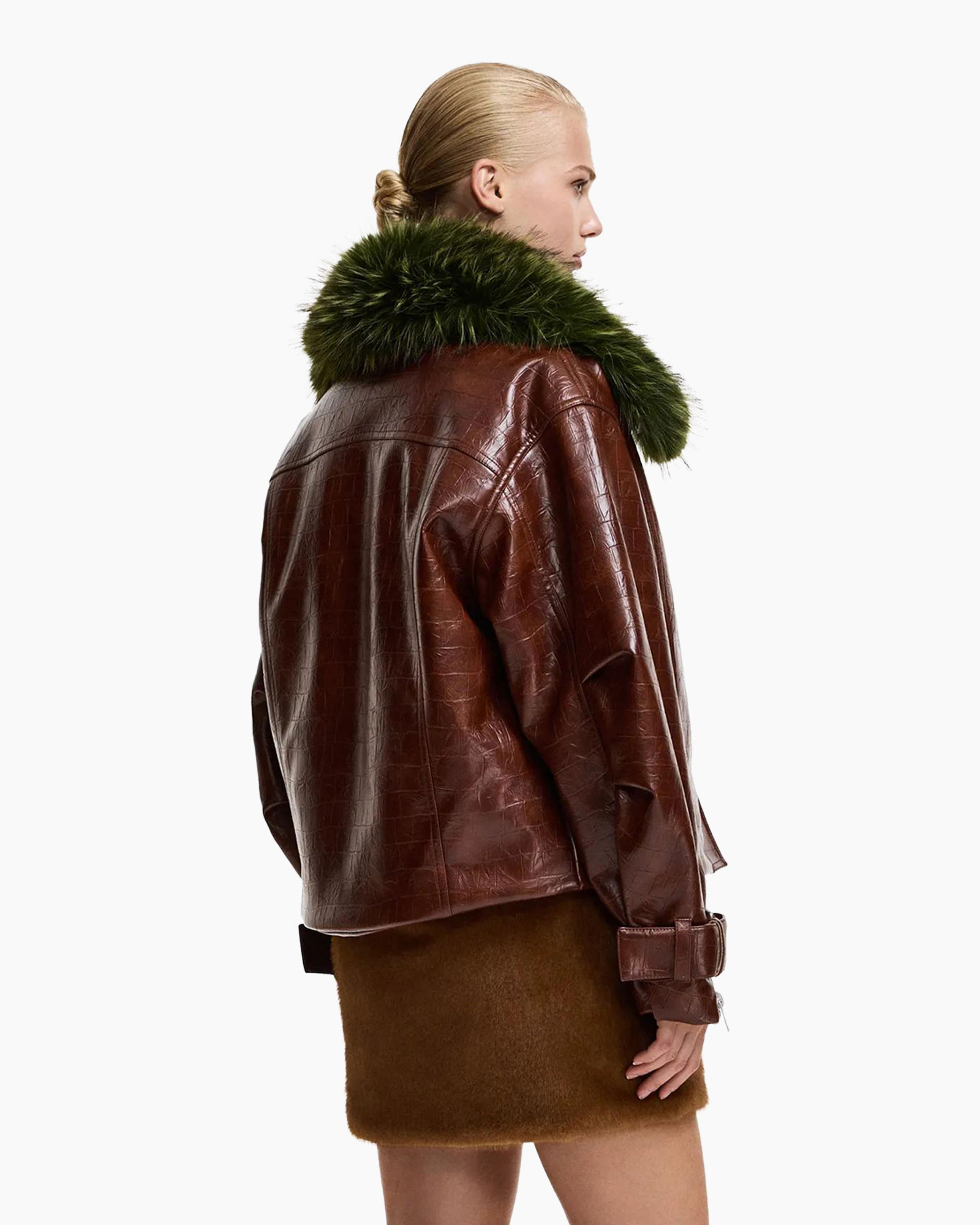 leren jas, groene bont, blauwe sjaal, bruine rok, bontkraag