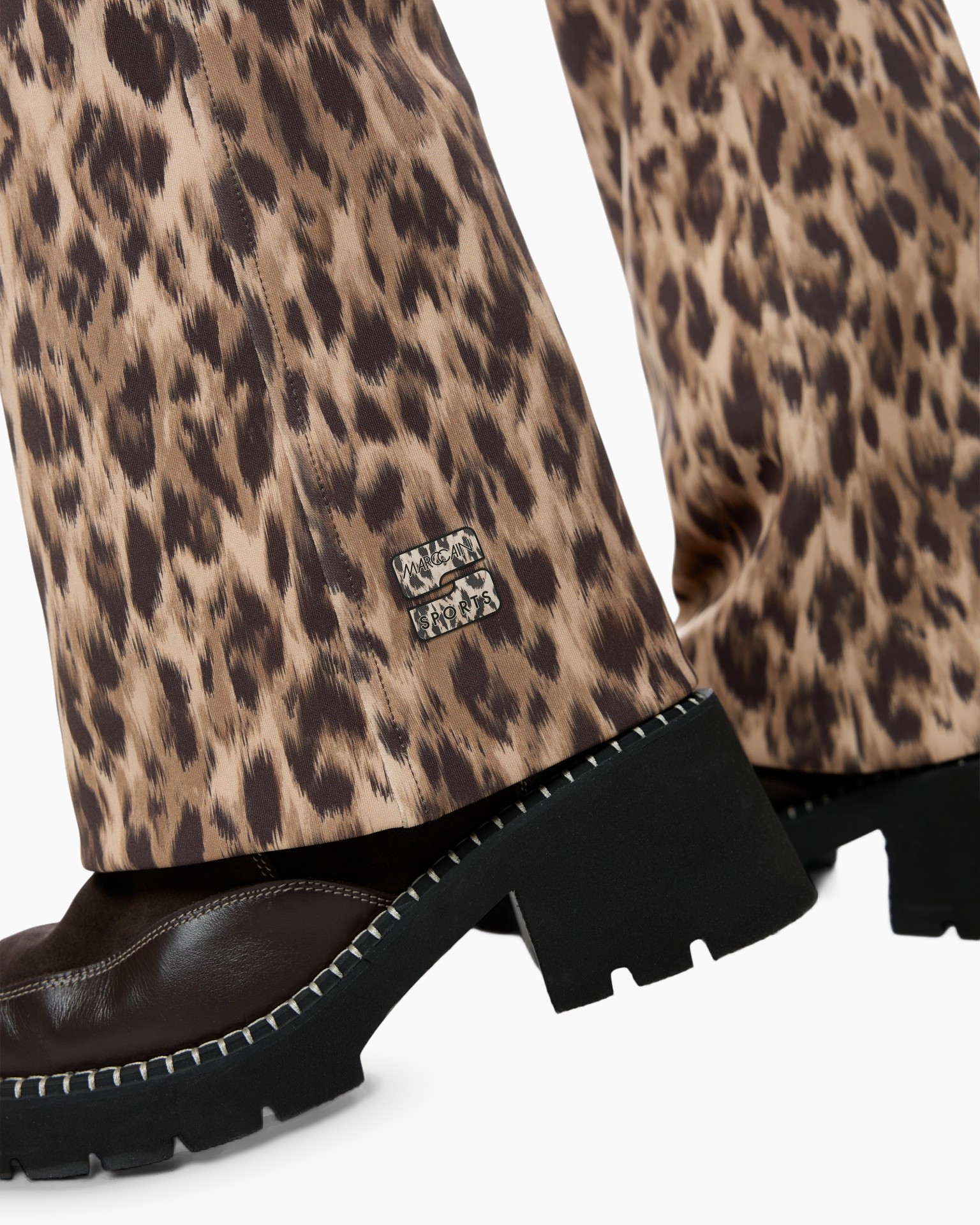 leren mantel of broek in leopard print?