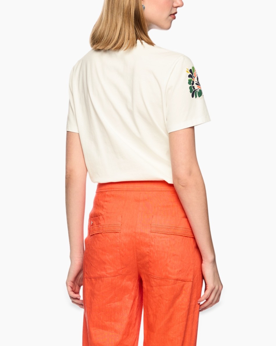 t-shirt korte mouwen, geborduurde bloem, crème-wit, oranje broek, casual outfit