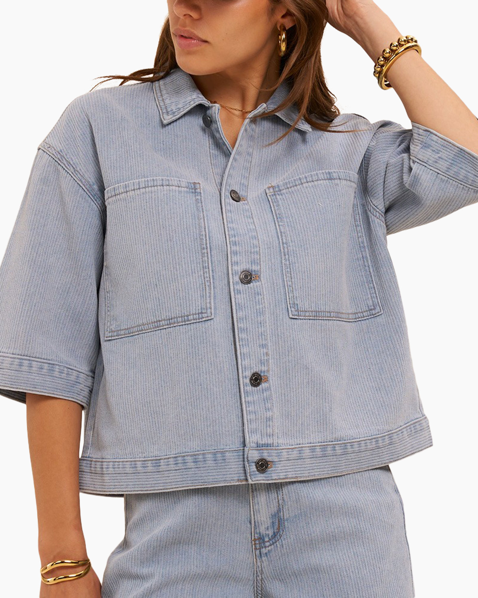 dekjacket, lichtblauw, zakkenvoorop, knoopsluiting, kortagem, oversized
