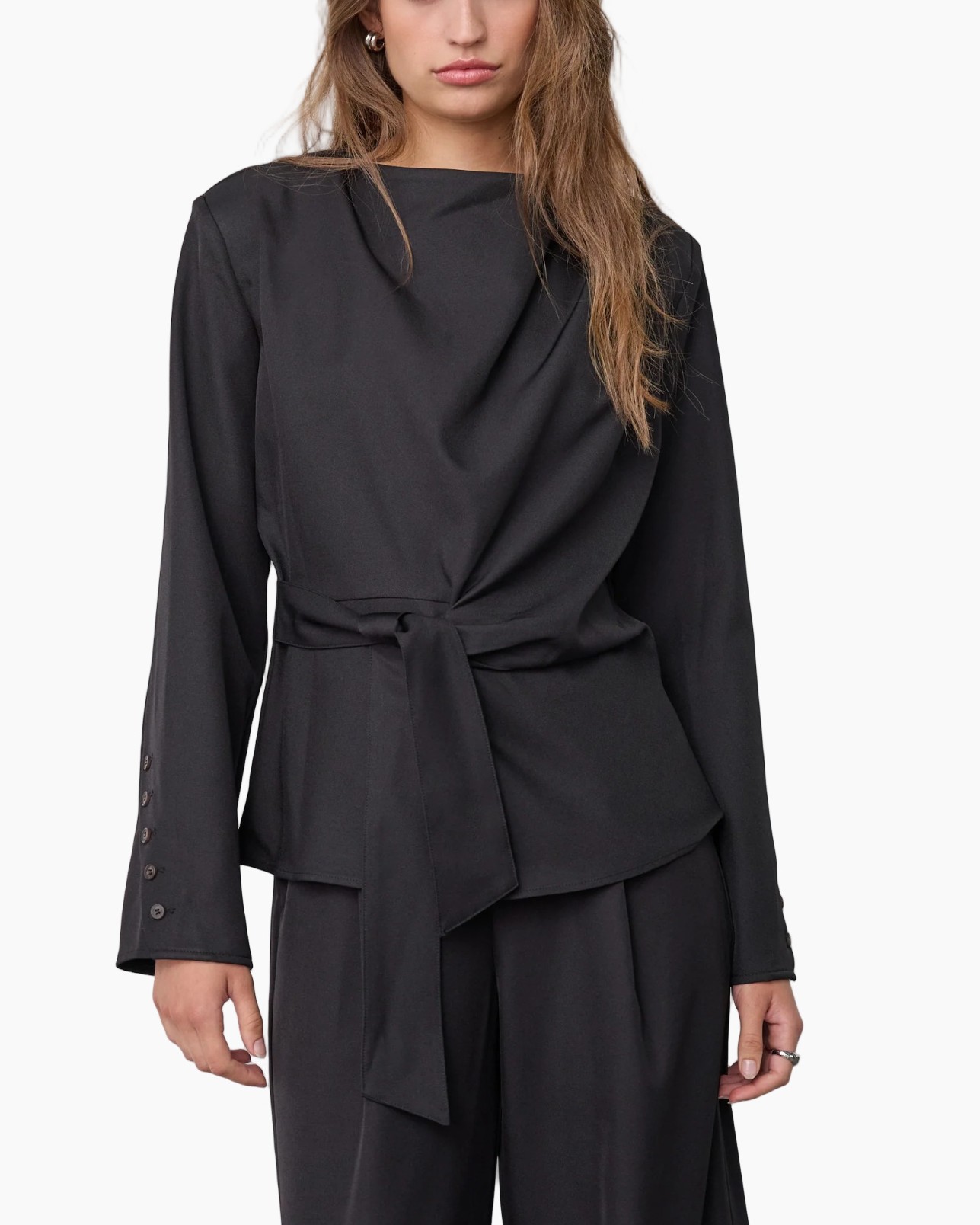 Zwarte blouse, Gedrapeerde halslijn, Tailleceintuur, Lange mouwen, Manchetten met knopen