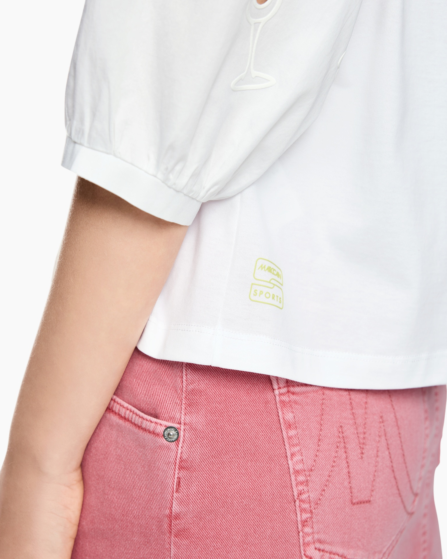 korte mouw, Wit shirt, logo, roze spijkerbroek, korte top