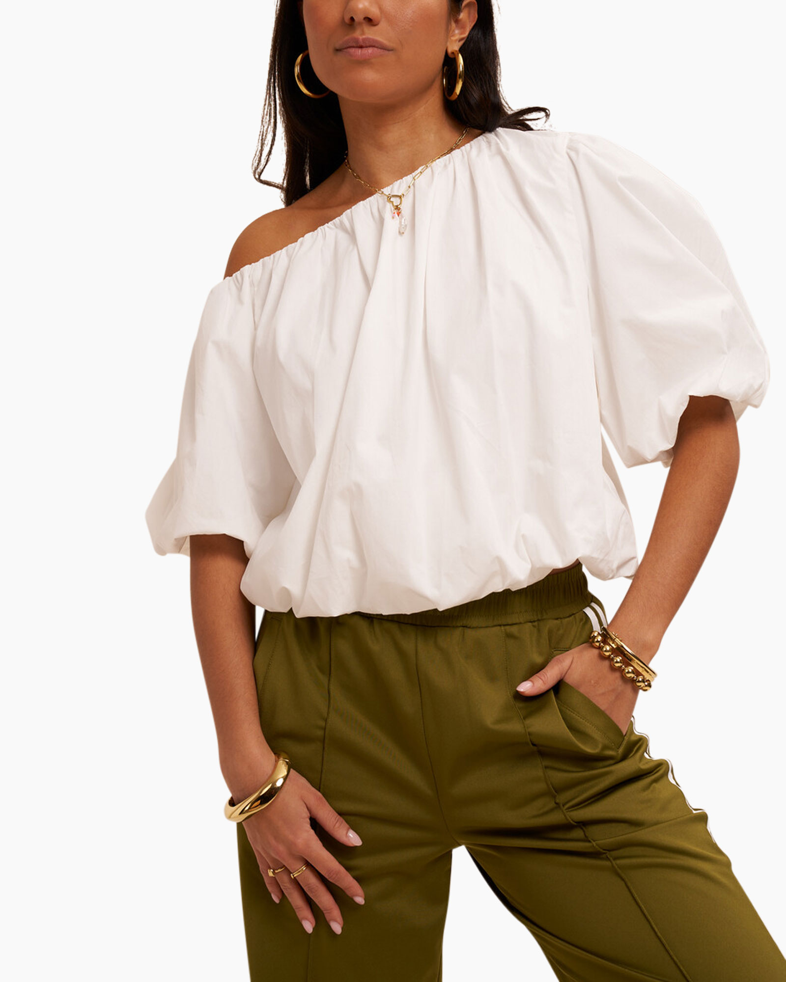 schoudervrij, blouse, wit, pofmouw, goud sieraden