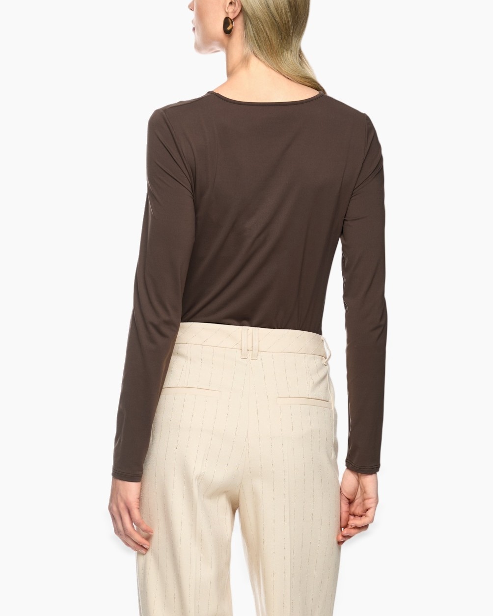 lange mouwtop, bruin shirt, effen kleur, rond hals, rugzicht