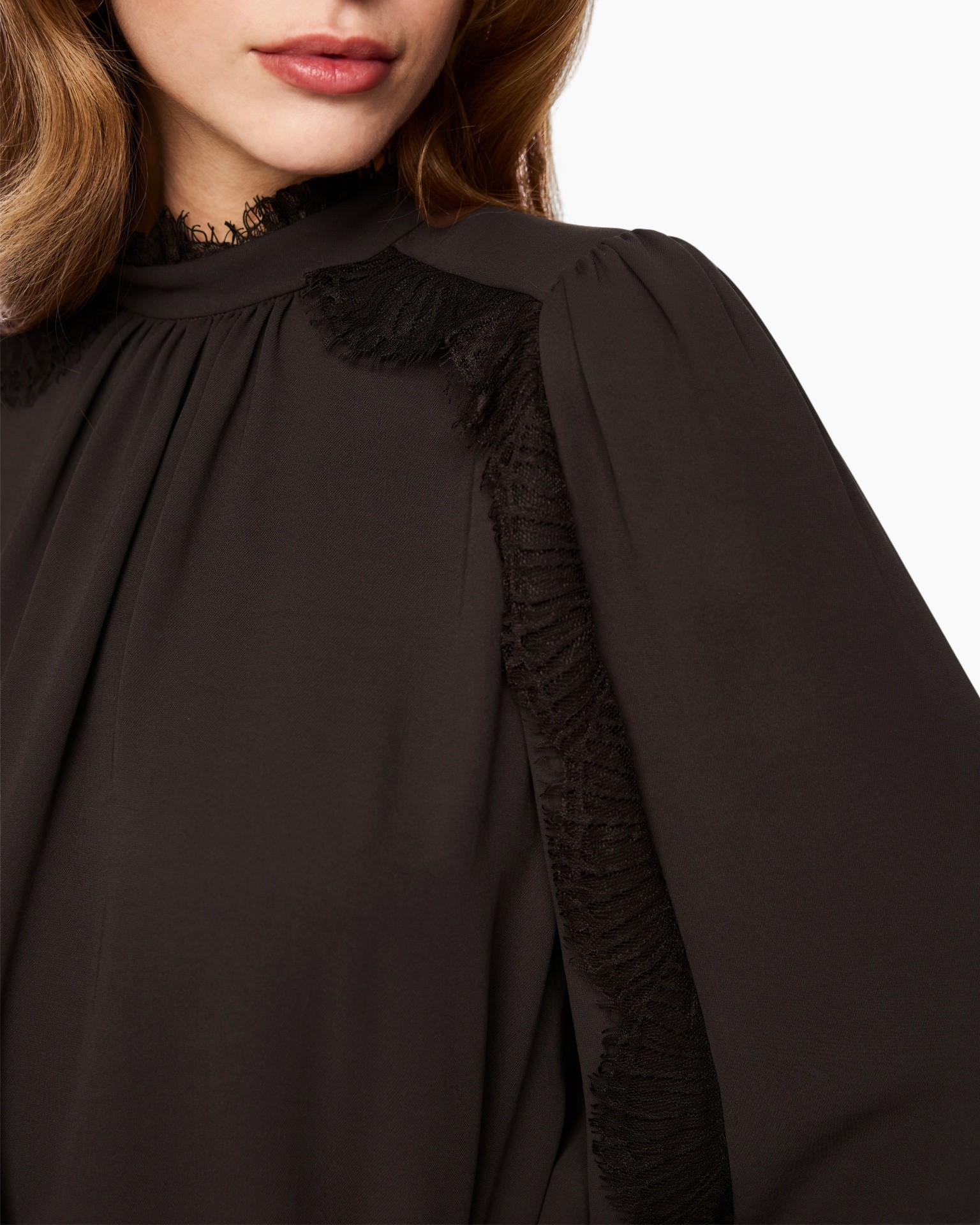 zwart blouse, kantband, hoge hals, plooien yoke, lange mouw