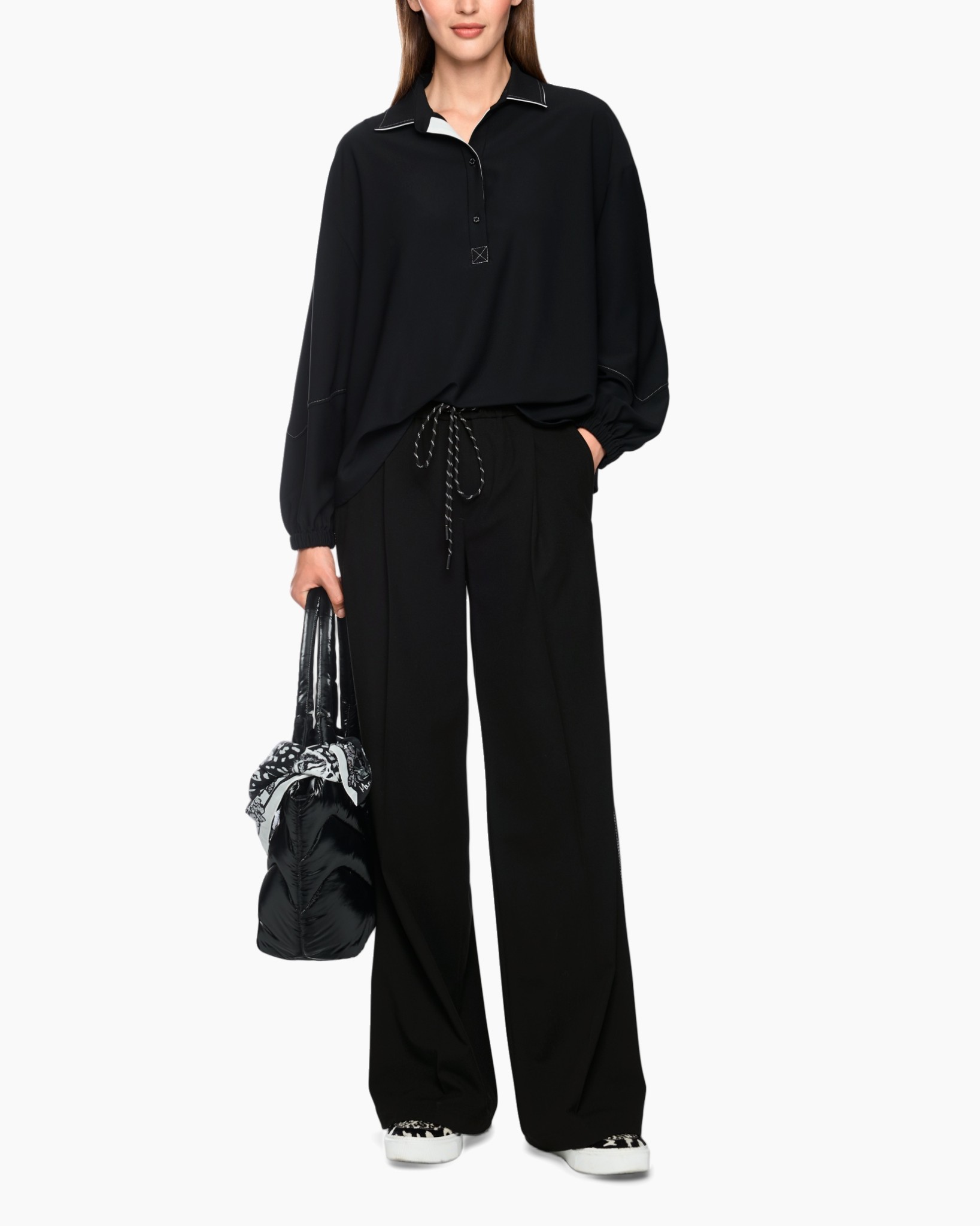 zwart blouse, platte kraag, losse pasvorm, wijd uitlopende broek, touwriem