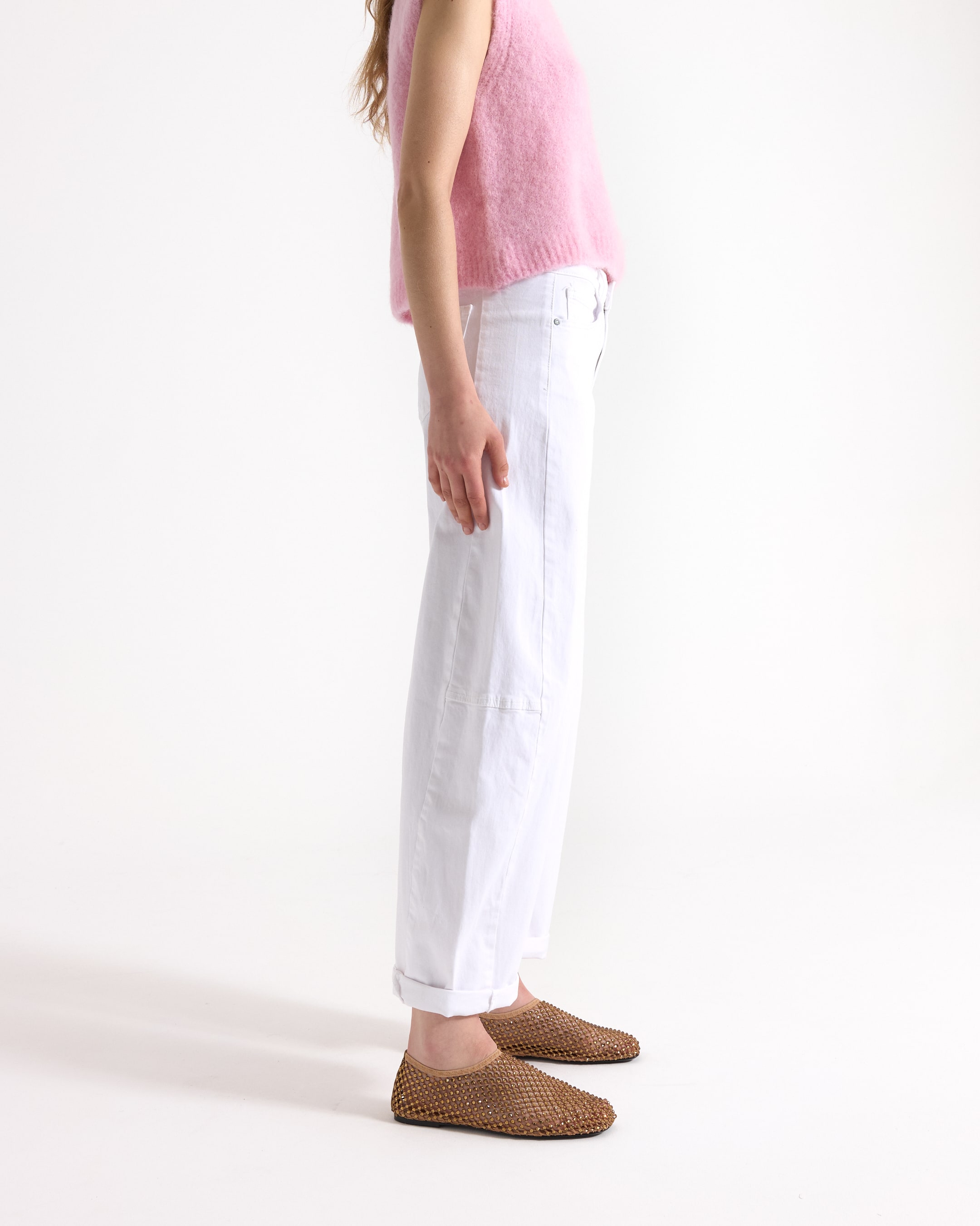 broeken, witte broek, wijdvallende pasvorm, katoen mix, roze top