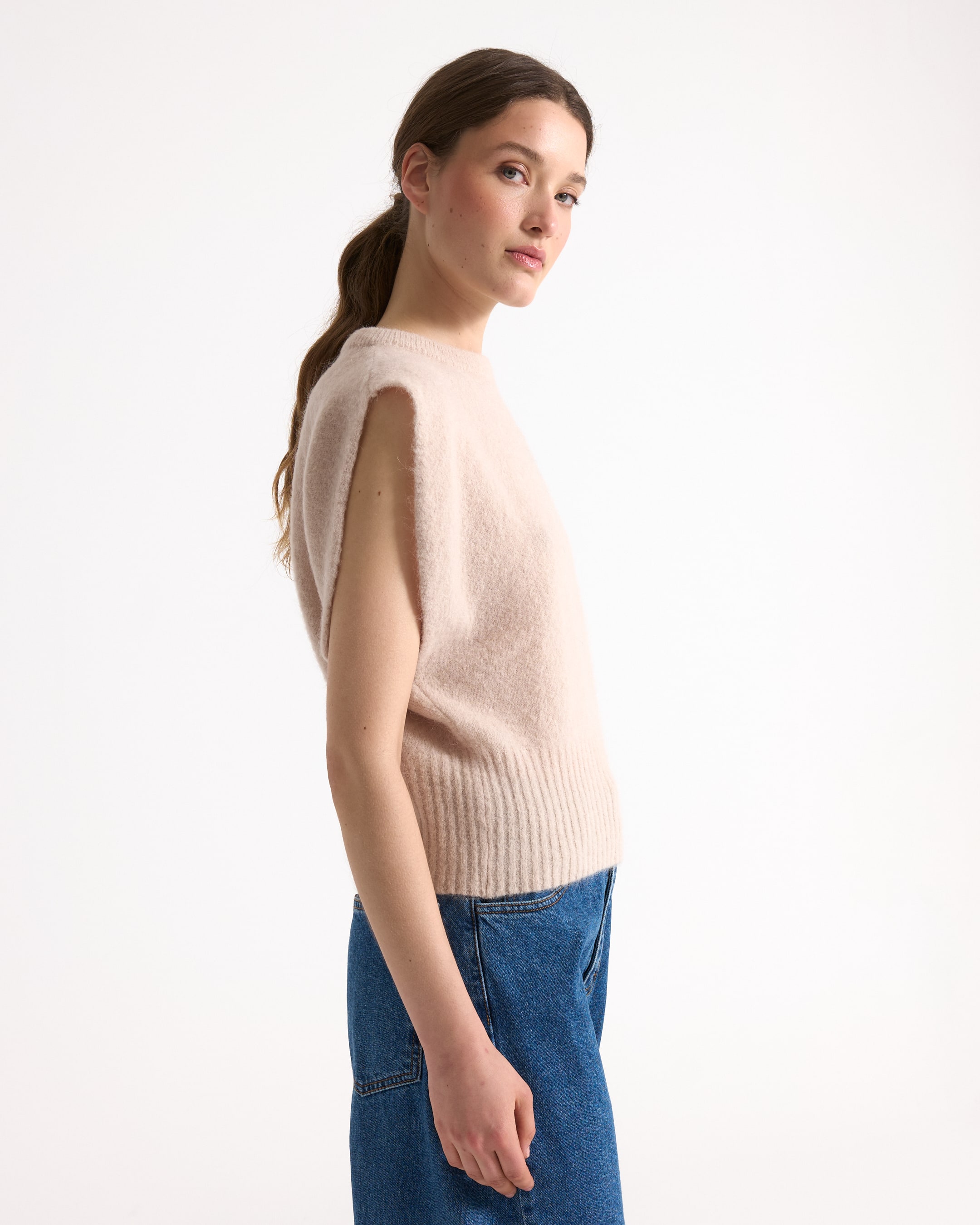 achetet trui, mouwloze trui, beige top, zacht materiaal, casual outfit