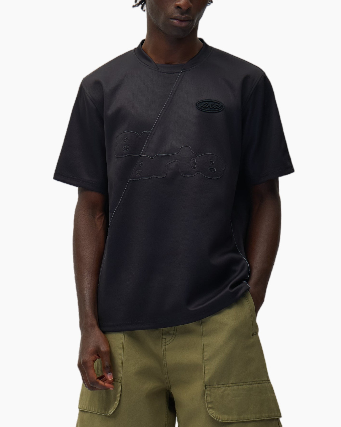 t-shirt, korte mouwen, zwart, logo borduring, overlay ontwerp