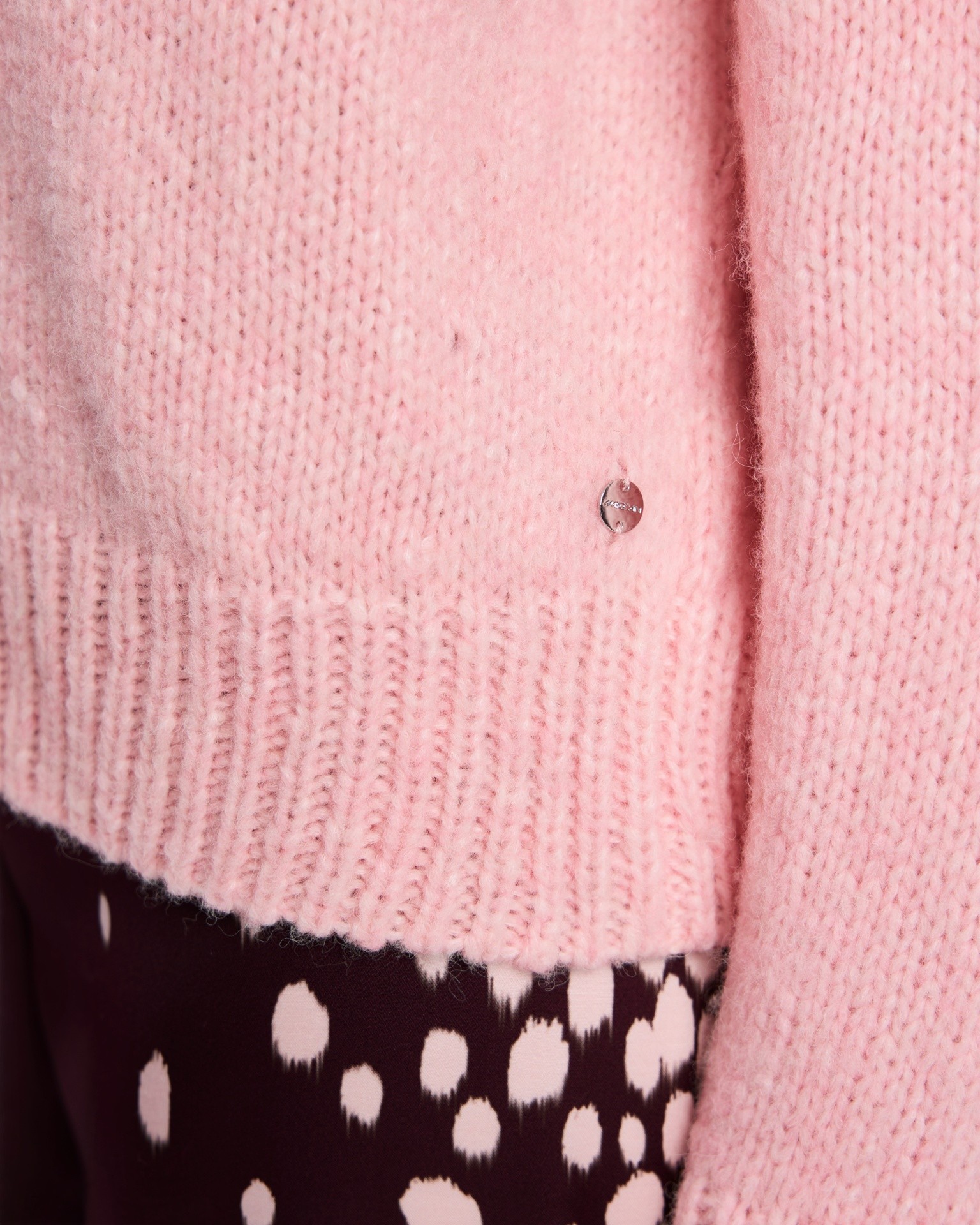 roze cardigan, gebreide stof, knopdetail, zachte textuur, lichtroze
