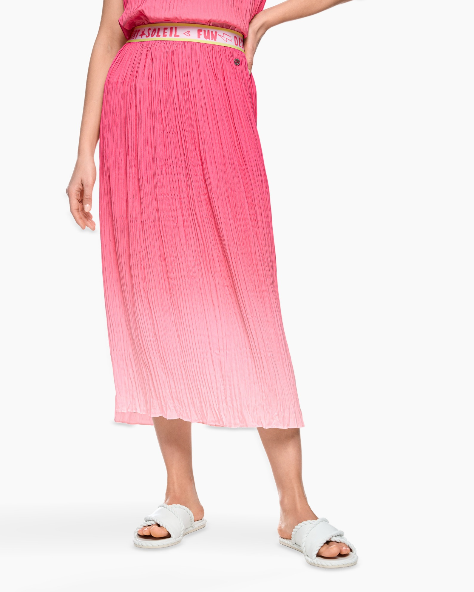 roze rok, geplooide rok, middellang, elastische tailleband, sandalen