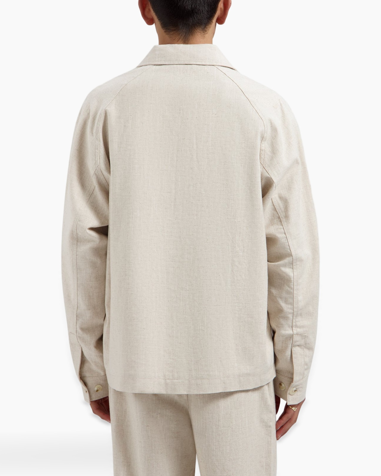 beige jas, knopsluiting voorop, lossere pasvorm, patchzakken, kraagjas