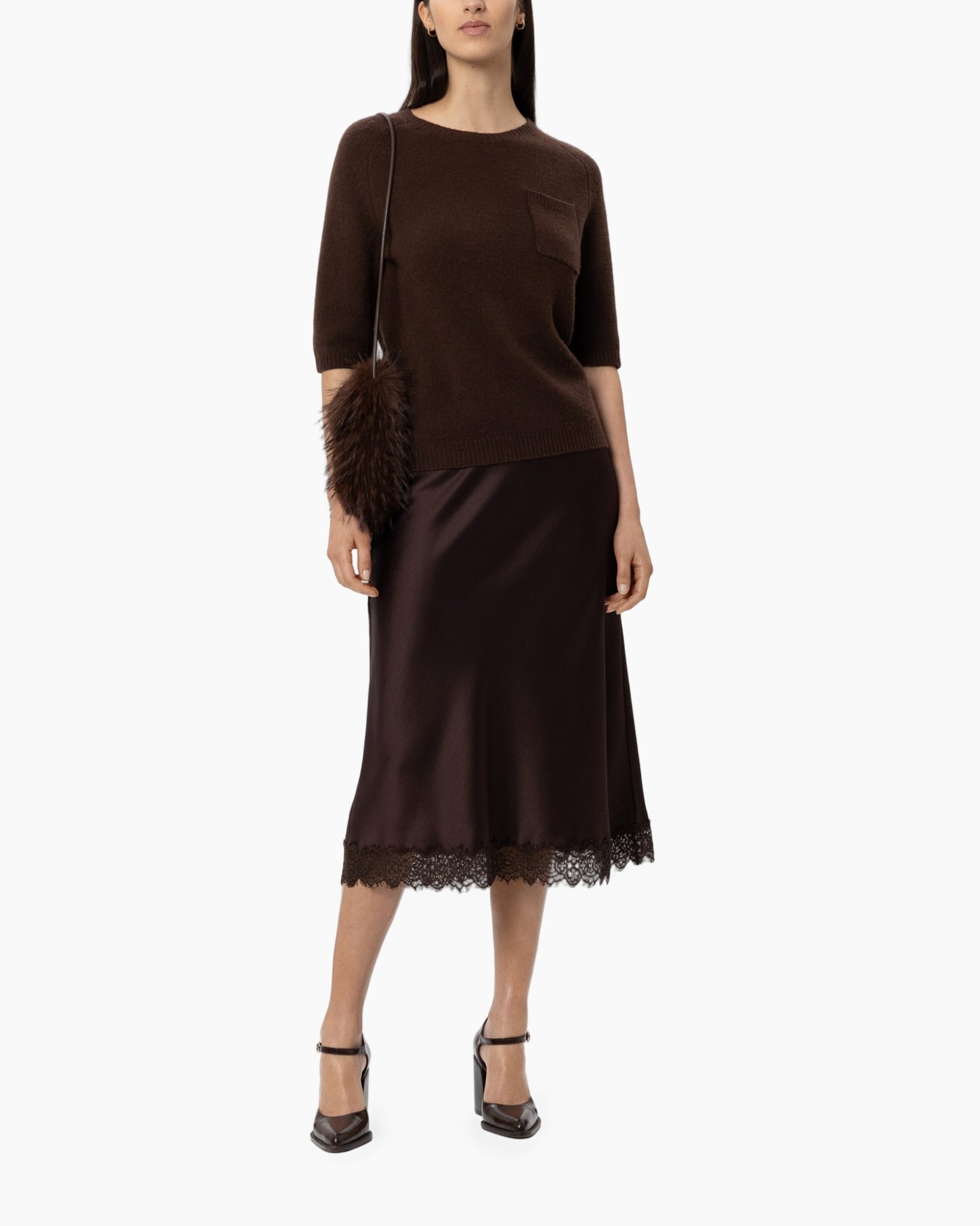 bruine trui, brei top, broekzak trui, bruine midi rok, kantkant zoom, zwarte tas, middenlange jurk, enkelband hakken, bruine kleur