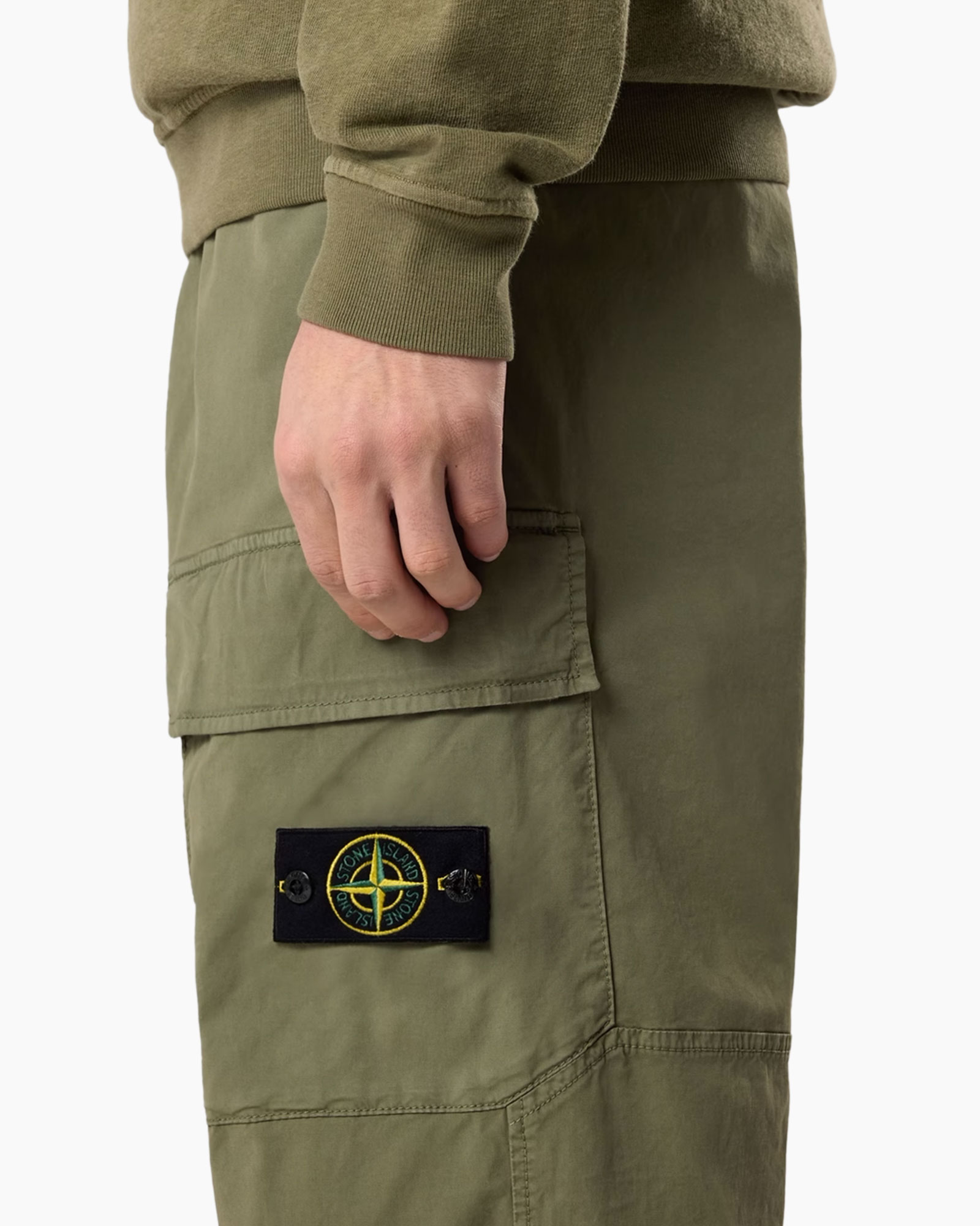 broek met cargo, olive groen, cargo zak, patchlogo, twill materiaal
